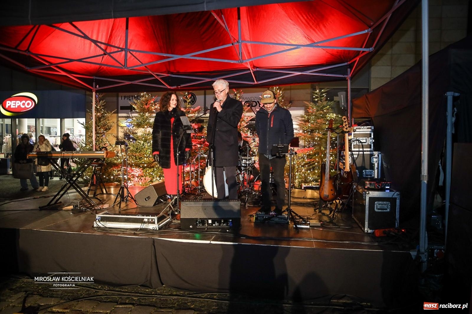Zdjęcie w galerii na portalu naszraciborz.pl: Nowa odsłona Jarmarku Świątecznego w Raciborzu - choinka rozbłysła wśród platanów [FOTO i WIDEO] wiadomości z regionu