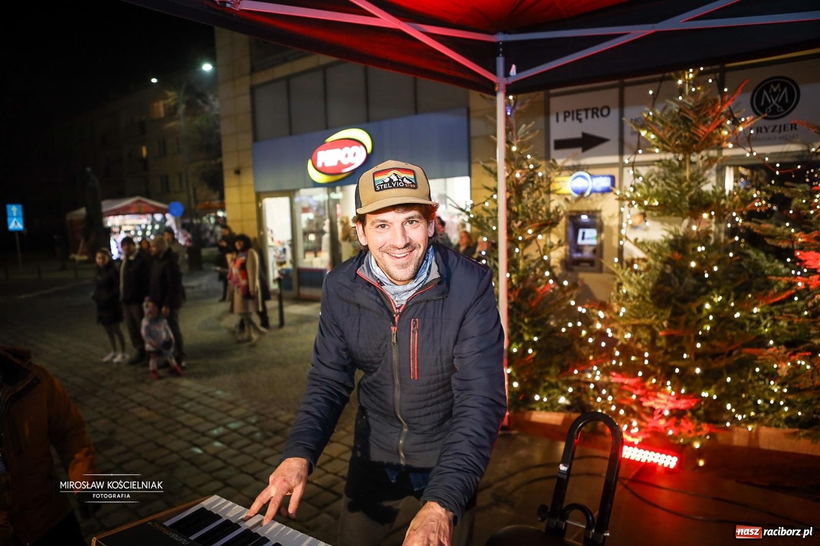 Zdjęcie w galerii na portalu naszraciborz.pl: Nowa odsłona Jarmarku Świątecznego w Raciborzu - choinka rozbłysła wśród platanów [FOTO i WIDEO] wiadomości z regionu
