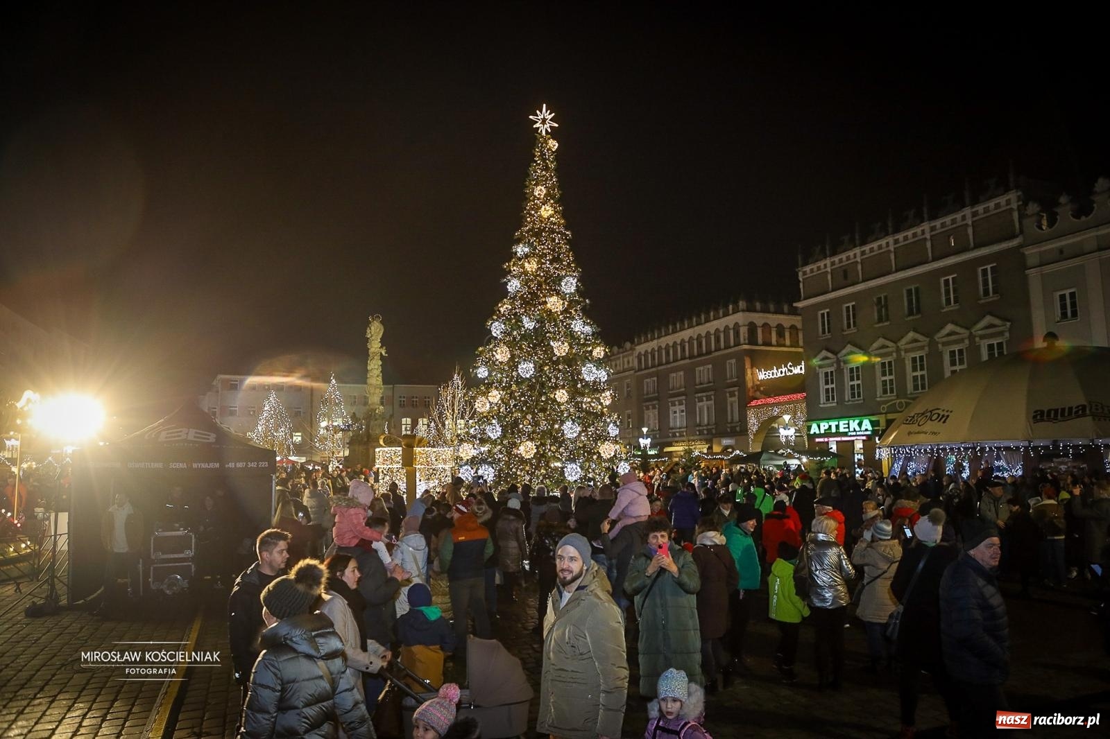 Zdjęcie w galerii na portalu naszraciborz.pl: Nowa odsłona Jarmarku Świątecznego w Raciborzu - choinka rozbłysła wśród platanów [FOTO i WIDEO] wiadomości z regionu