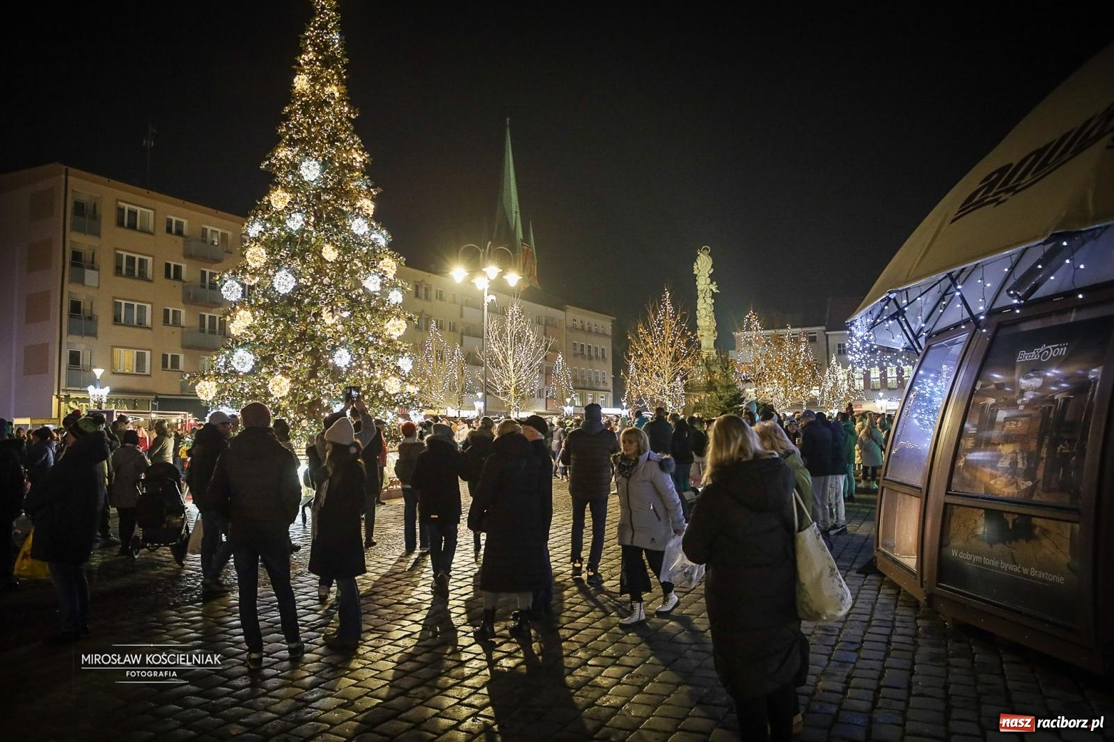 Zdjęcie w galerii na portalu naszraciborz.pl: Nowa odsłona Jarmarku Świątecznego w Raciborzu - choinka rozbłysła wśród platanów [FOTO i WIDEO] wiadomości z regionu