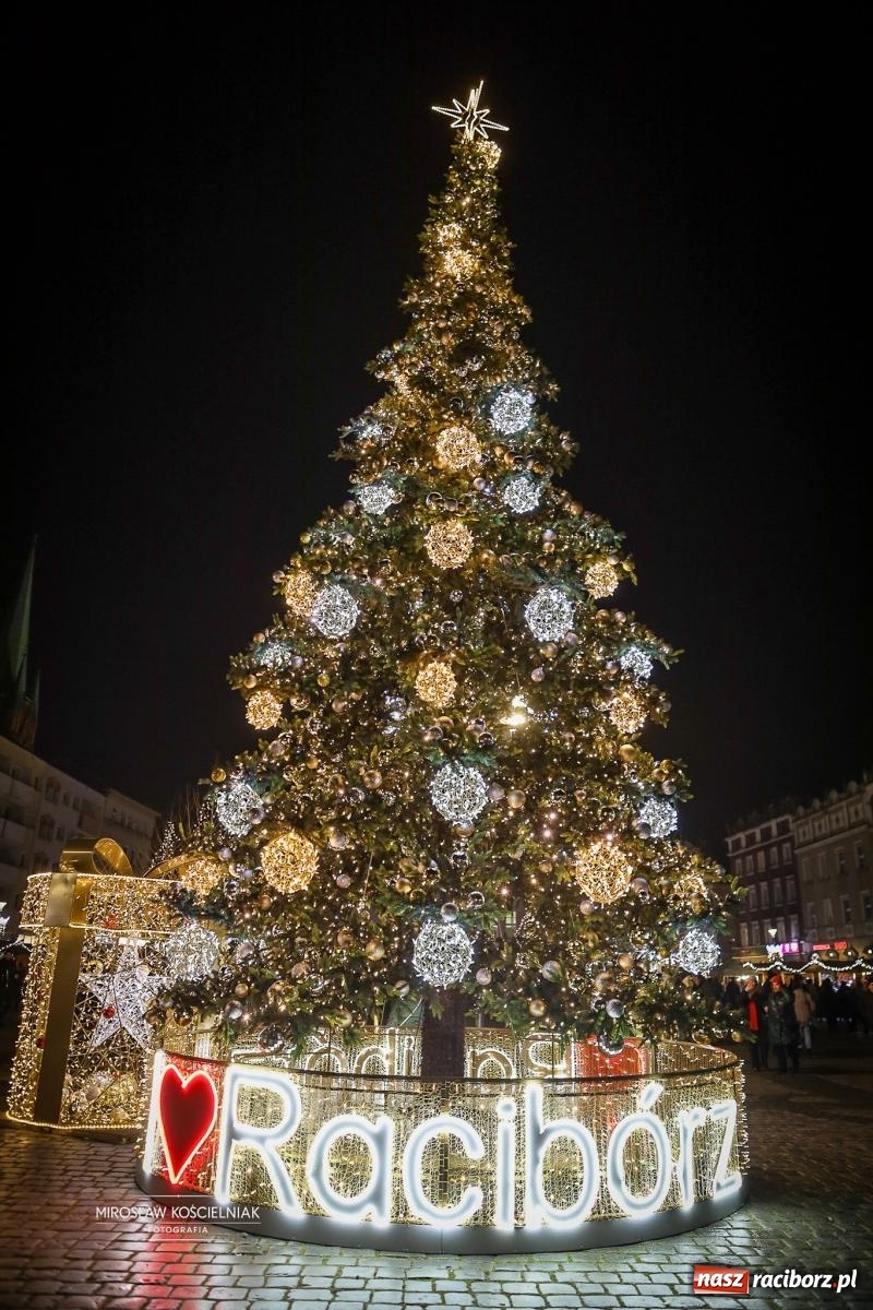 Zdjęcie w galerii na portalu naszraciborz.pl: Nowa odsłona Jarmarku Świątecznego w Raciborzu - choinka rozbłysła wśród platanów [FOTO i WIDEO] wiadomości z regionu