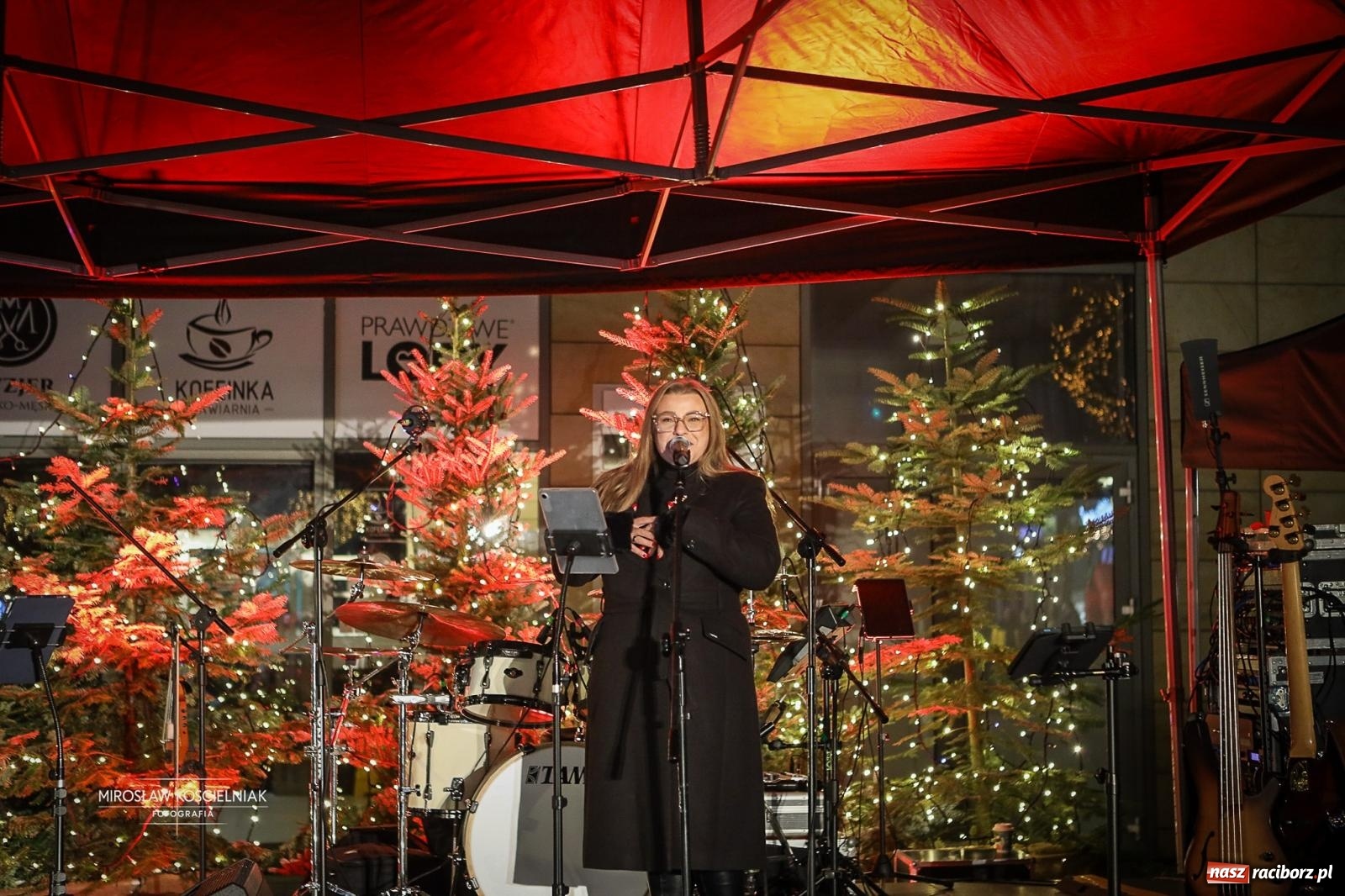 Zdjęcie w galerii na portalu naszraciborz.pl: Nowa odsłona Jarmarku Świątecznego w Raciborzu - choinka rozbłysła wśród platanów [FOTO i WIDEO] wiadomości z regionu