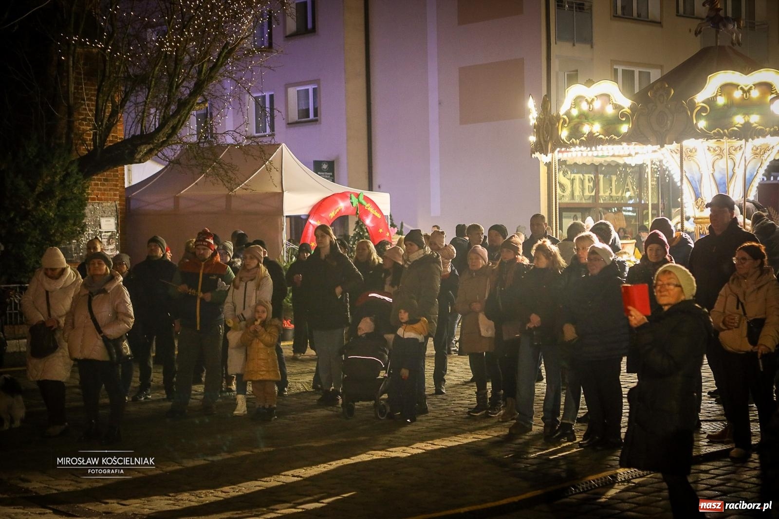 Zdjęcie w galerii na portalu naszraciborz.pl: Nowa odsłona Jarmarku Świątecznego w Raciborzu - choinka rozbłysła wśród platanów [FOTO i WIDEO] wiadomości z regionu