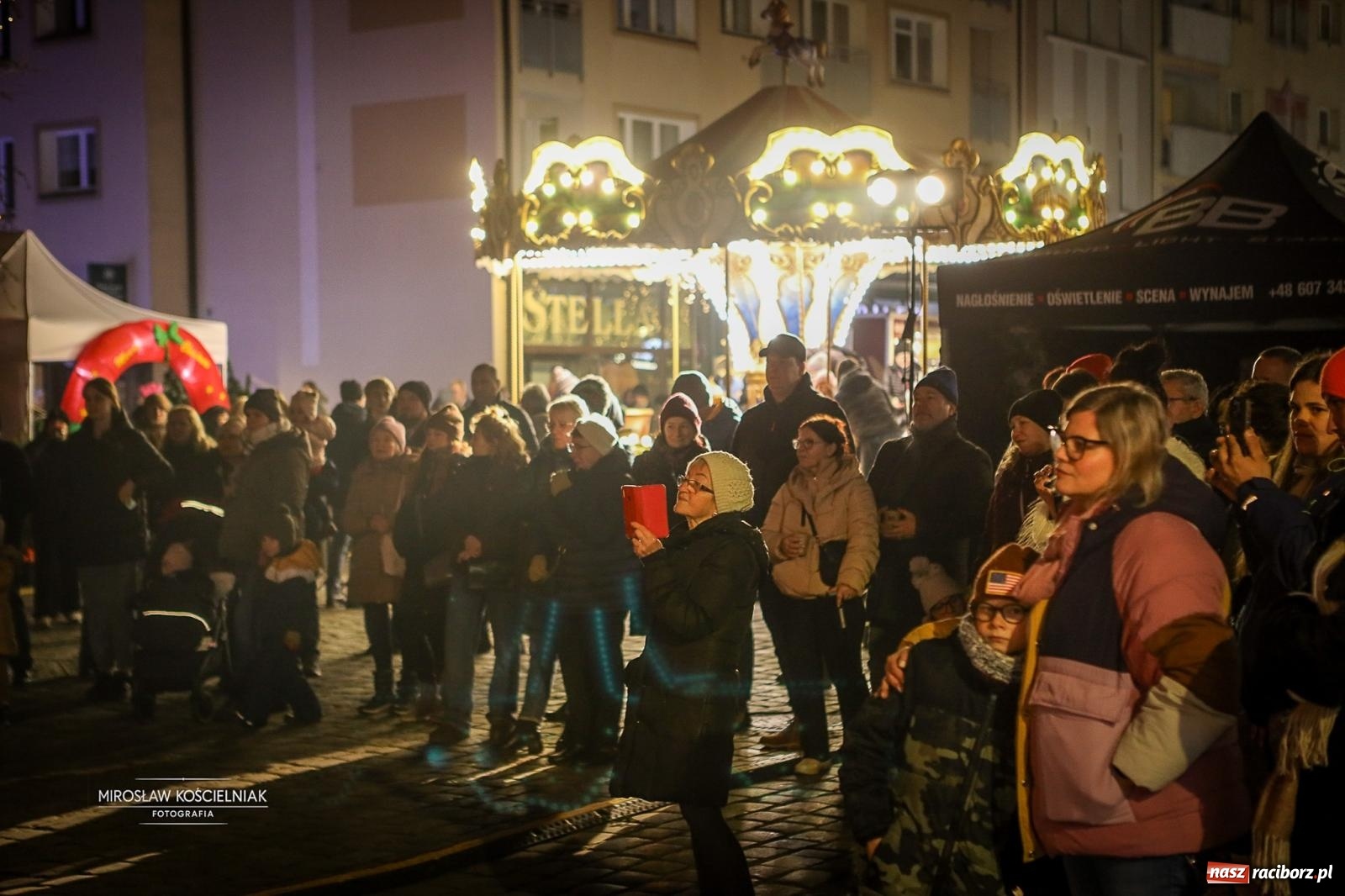 Zdjęcie w galerii na portalu naszraciborz.pl: Nowa odsłona Jarmarku Świątecznego w Raciborzu - choinka rozbłysła wśród platanów [FOTO i WIDEO] wiadomości z regionu
