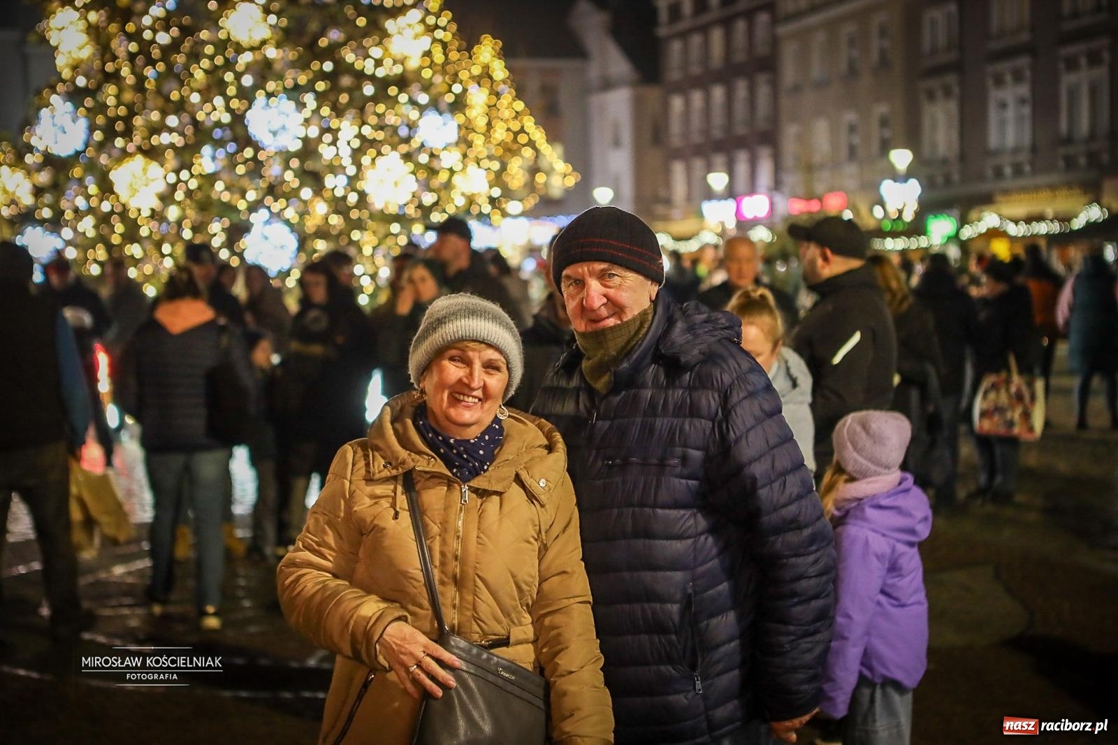 Zdjęcie w galerii na portalu naszraciborz.pl: Nowa odsłona Jarmarku Świątecznego w Raciborzu - choinka rozbłysła wśród platanów [FOTO i WIDEO] wiadomości z regionu