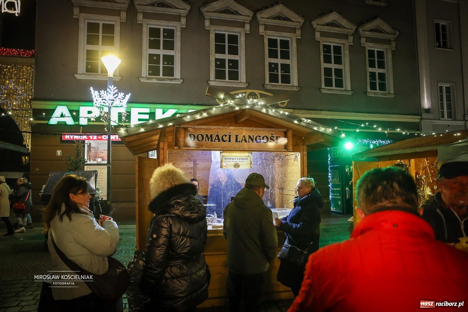 Zdjęcie w galerii na portalu naszraciborz.pl: Nowa odsłona Jarmarku Świątecznego w Raciborzu - choinka rozbłysła wśród platanów [FOTO i WIDEO] wiadomości z regionu