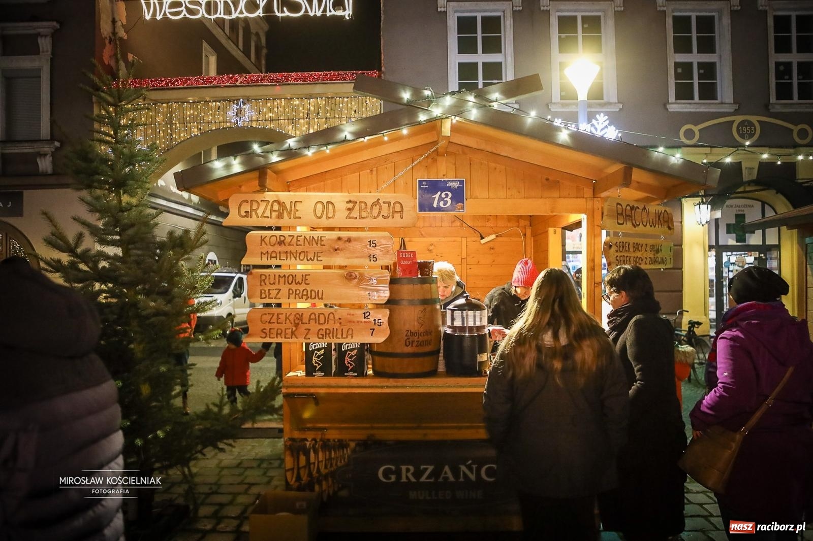 Zdjęcie w galerii na portalu naszraciborz.pl: Nowa odsłona Jarmarku Świątecznego w Raciborzu - choinka rozbłysła wśród platanów [FOTO i WIDEO] wiadomości z regionu
