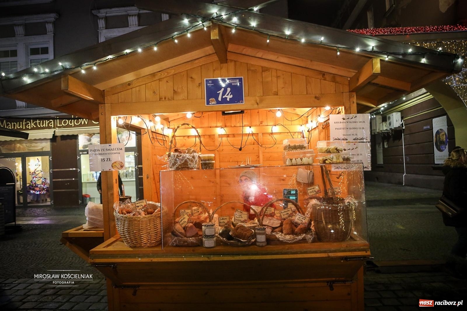 Zdjęcie w galerii na portalu naszraciborz.pl: Nowa odsłona Jarmarku Świątecznego w Raciborzu - choinka rozbłysła wśród platanów [FOTO i WIDEO] wiadomości z regionu
