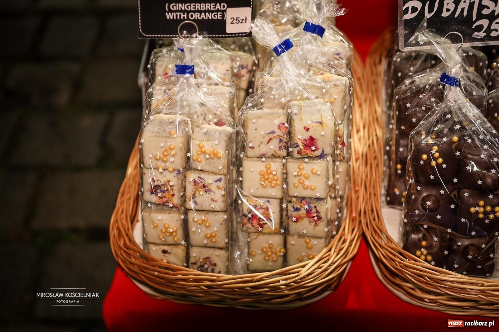 Zdjęcie w galerii na portalu naszraciborz.pl: Nowa odsłona Jarmarku Świątecznego w Raciborzu - choinka rozbłysła wśród platanów [FOTO i WIDEO] wiadomości z regionu