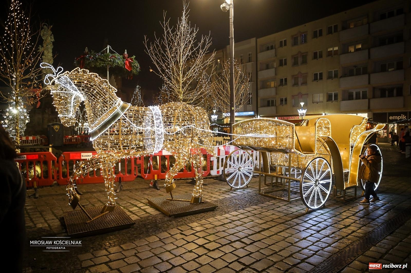 Zdjęcie w galerii na portalu naszraciborz.pl: Nowa odsłona Jarmarku Świątecznego w Raciborzu - choinka rozbłysła wśród platanów [FOTO i WIDEO] wiadomości z regionu