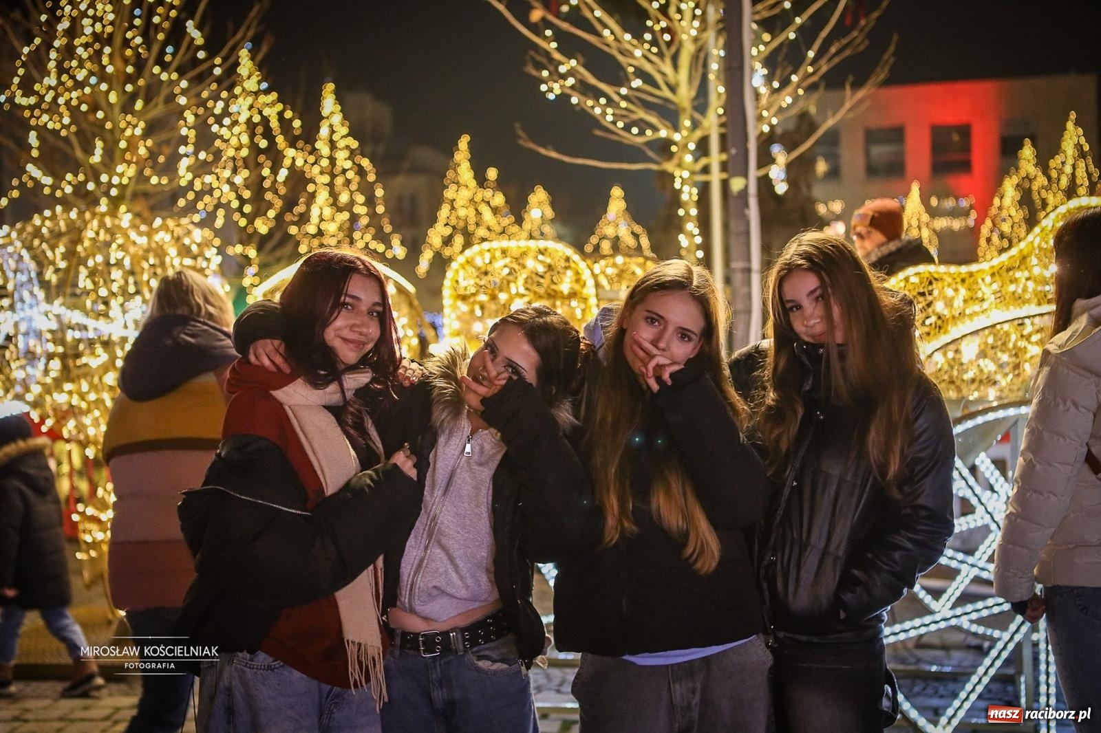 Zdjęcie w galerii na portalu naszraciborz.pl: Nowa odsłona Jarmarku Świątecznego w Raciborzu - choinka rozbłysła wśród platanów [FOTO i WIDEO] wiadomości z regionu
