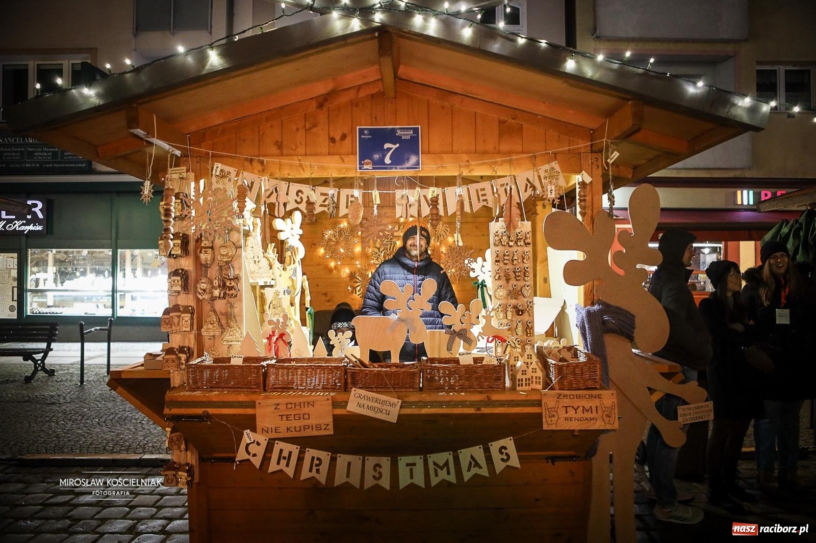 Zdjęcie w galerii na portalu naszraciborz.pl: Nowa odsłona Jarmarku Świątecznego w Raciborzu - choinka rozbłysła wśród platanów [FOTO i WIDEO] wiadomości z regionu