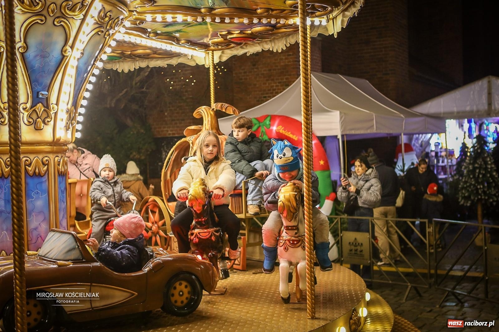 Zdjęcie w galerii na portalu naszraciborz.pl: Nowa odsłona Jarmarku Świątecznego w Raciborzu - choinka rozbłysła wśród platanów [FOTO i WIDEO] wiadomości z regionu