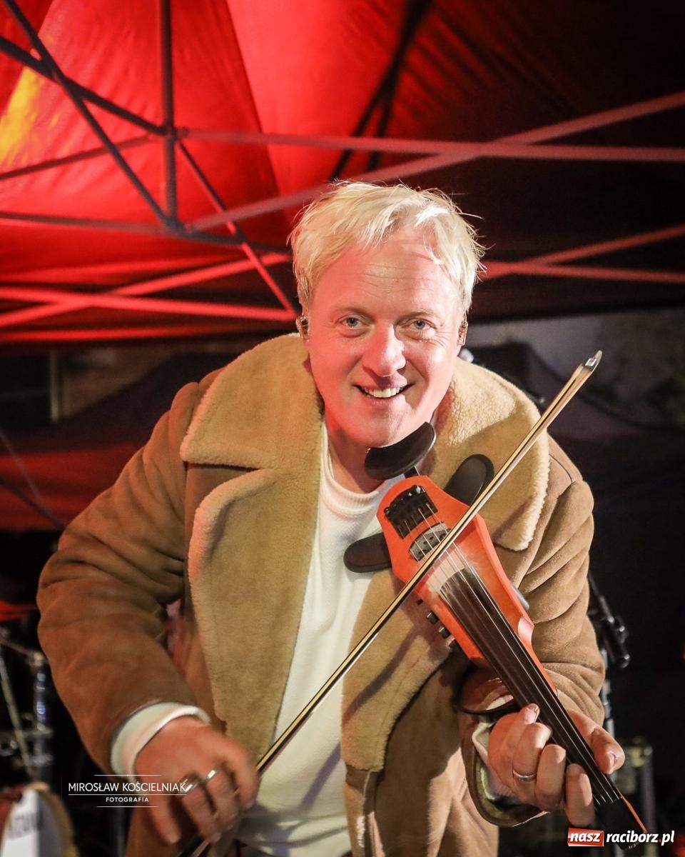 Zdjęcie w galerii na portalu naszraciborz.pl: Nowa odsłona Jarmarku Świątecznego w Raciborzu - choinka rozbłysła wśród platanów [FOTO i WIDEO] wiadomości z regionu