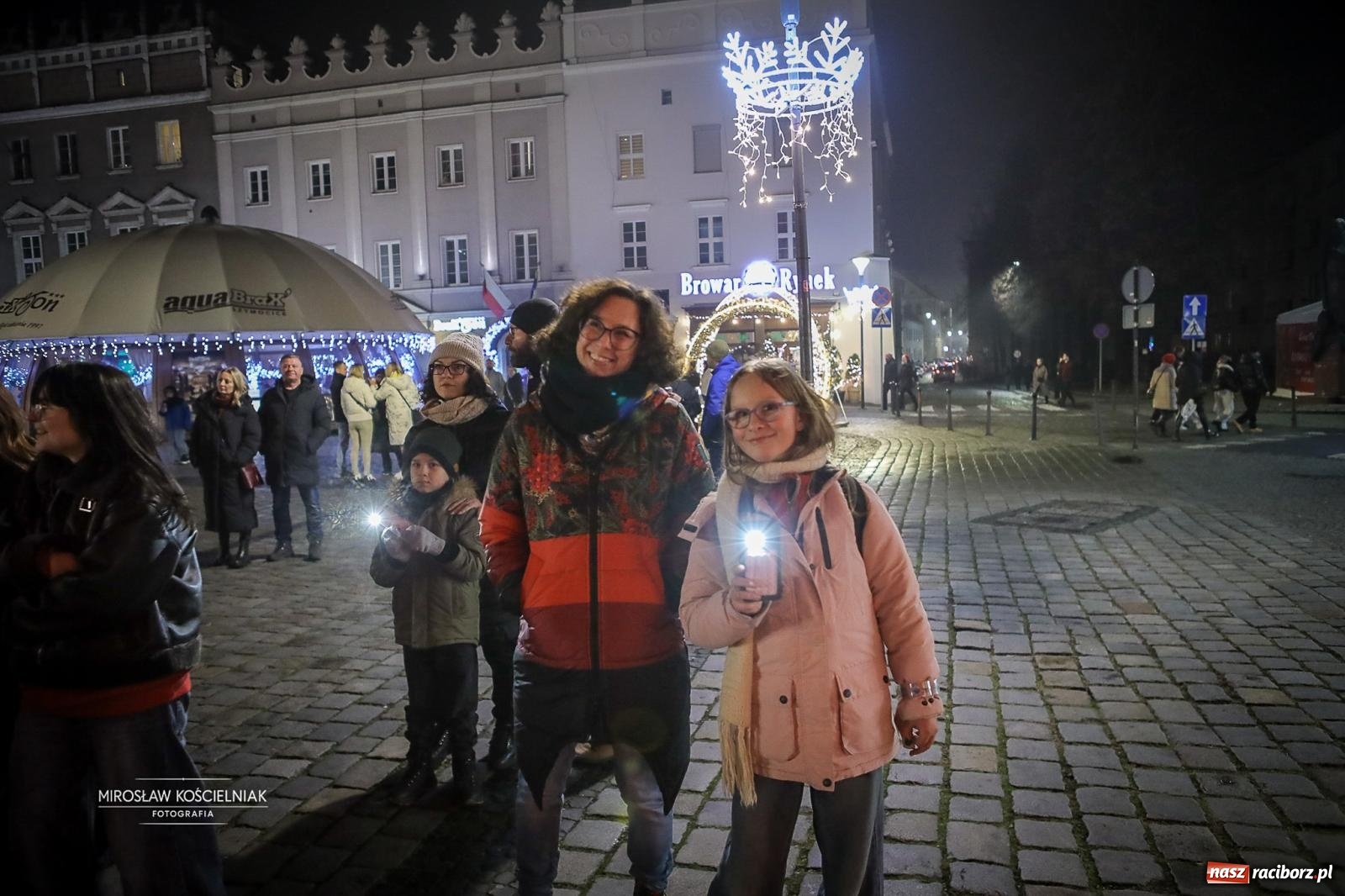 Zdjęcie w galerii na portalu naszraciborz.pl: Nowa odsłona Jarmarku Świątecznego w Raciborzu - choinka rozbłysła wśród platanów [FOTO i WIDEO] wiadomości z regionu