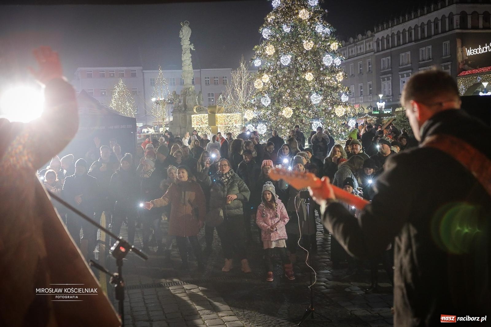 Zdjęcie w galerii na portalu naszraciborz.pl: Nowa odsłona Jarmarku Świątecznego w Raciborzu - choinka rozbłysła wśród platanów [FOTO i WIDEO] wiadomości z regionu