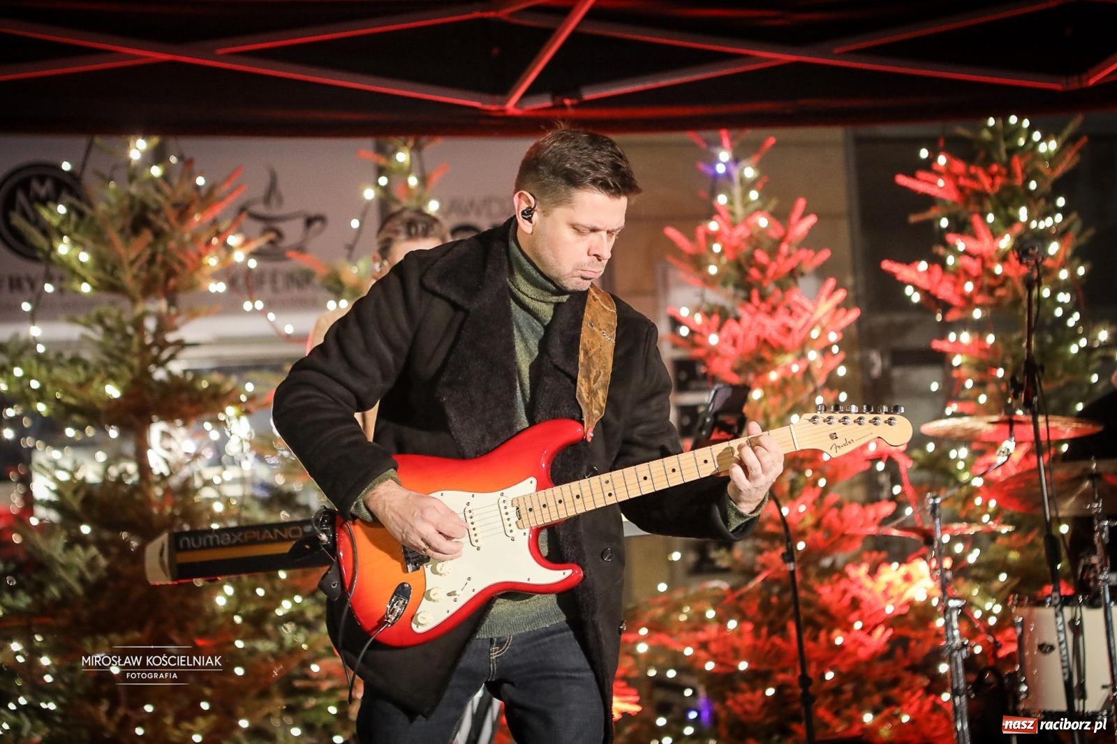 Zdjęcie w galerii na portalu naszraciborz.pl: Nowa odsłona Jarmarku Świątecznego w Raciborzu - choinka rozbłysła wśród platanów [FOTO i WIDEO] wiadomości z regionu
