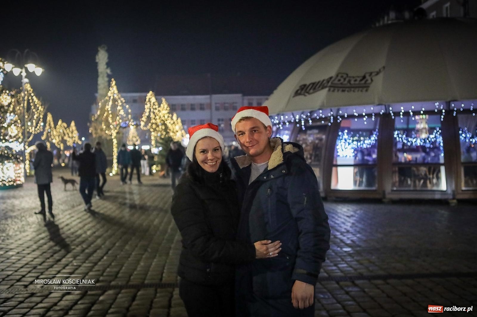 Zdjęcie w galerii na portalu naszraciborz.pl: Nowa odsłona Jarmarku Świątecznego w Raciborzu - choinka rozbłysła wśród platanów [FOTO i WIDEO] wiadomości z regionu