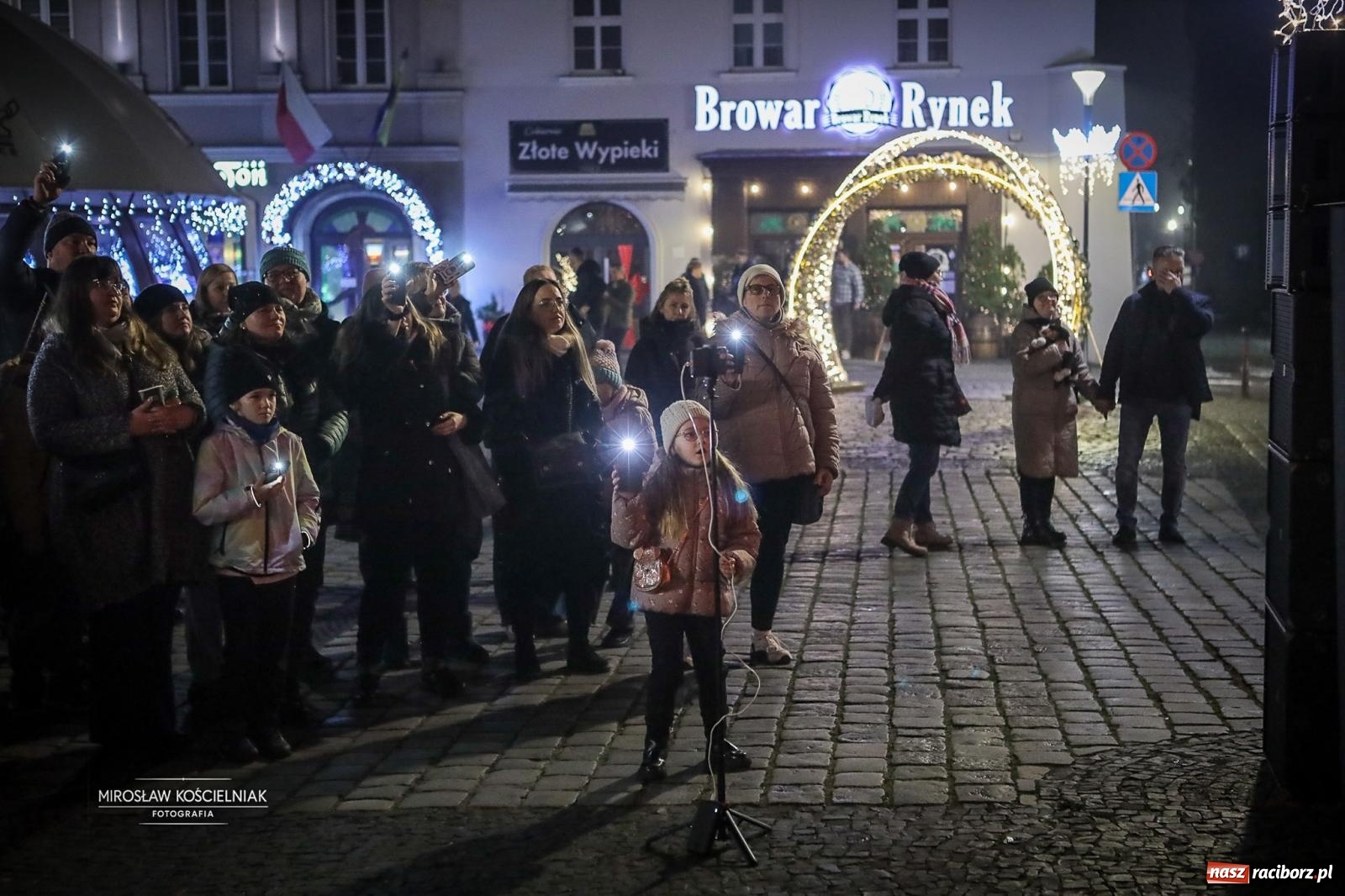 Zdjęcie w galerii na portalu naszraciborz.pl: Nowa odsłona Jarmarku Świątecznego w Raciborzu - choinka rozbłysła wśród platanów [FOTO i WIDEO] wiadomości z regionu