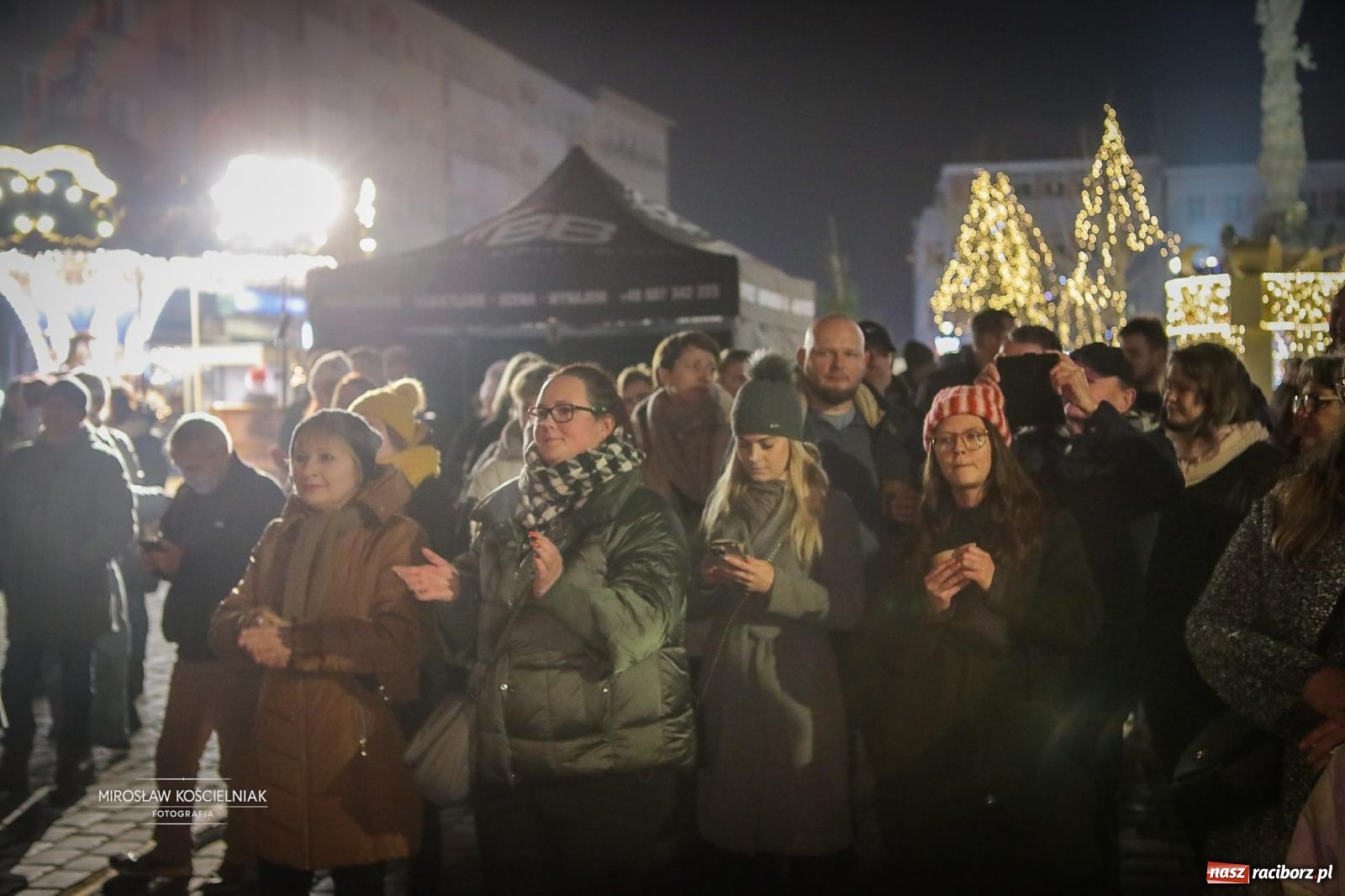 Zdjęcie w galerii na portalu naszraciborz.pl: Nowa odsłona Jarmarku Świątecznego w Raciborzu - choinka rozbłysła wśród platanów [FOTO i WIDEO] wiadomości z regionu