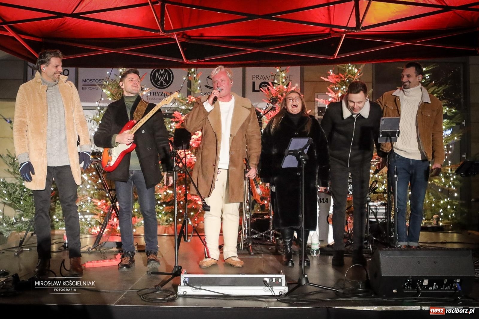Zdjęcie w galerii na portalu naszraciborz.pl: Nowa odsłona Jarmarku Świątecznego w Raciborzu - choinka rozbłysła wśród platanów [FOTO i WIDEO] wiadomości z regionu