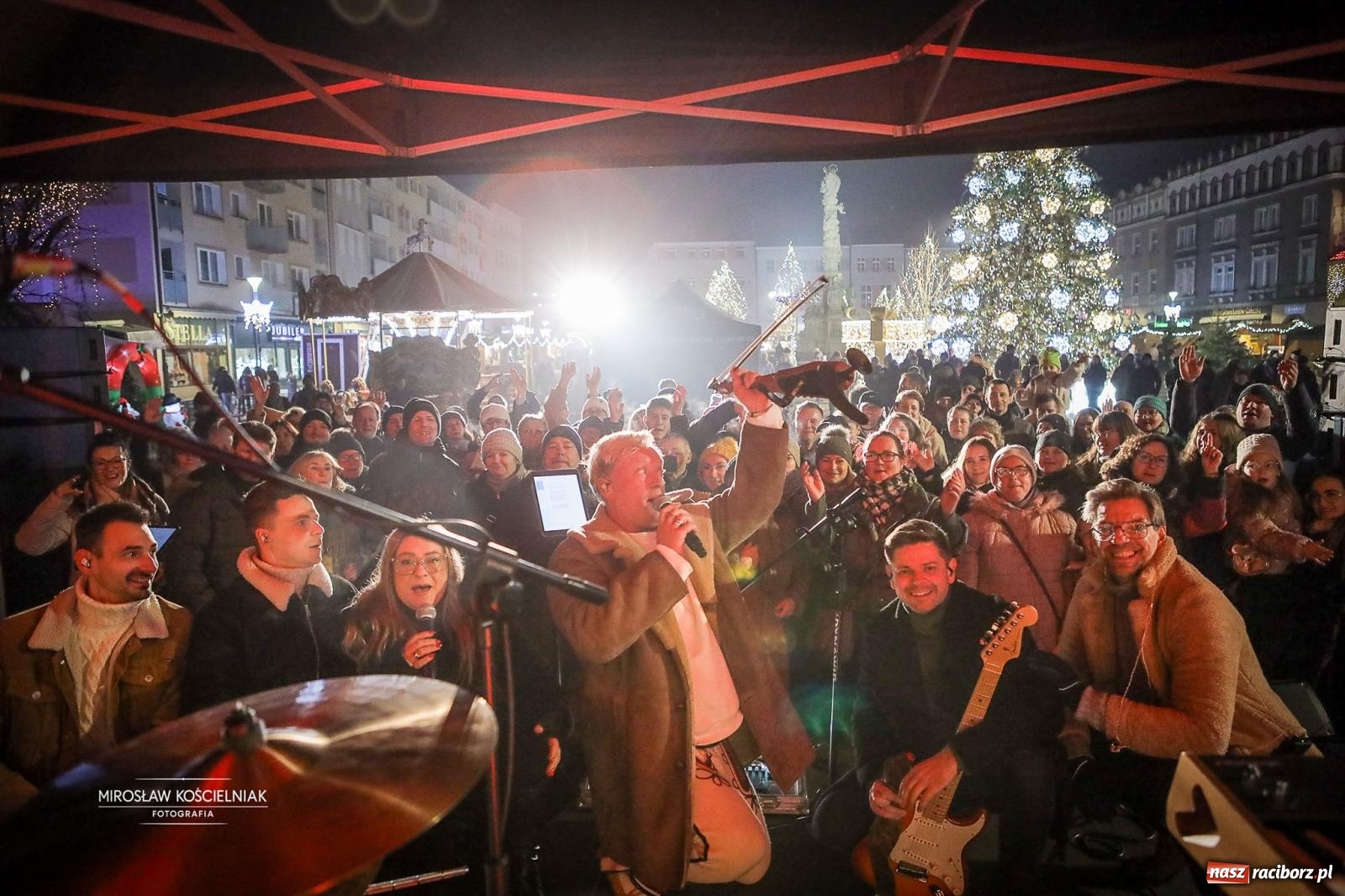 Zdjęcie w galerii na portalu naszraciborz.pl: Nowa odsłona Jarmarku Świątecznego w Raciborzu - choinka rozbłysła wśród platanów [FOTO i WIDEO] wiadomości z regionu