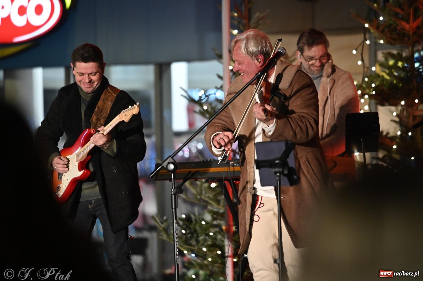 Zdjęcie w galerii na portalu naszraciborz.pl: Nowa odsłona Jarmarku Świątecznego w Raciborzu - choinka rozbłysła wśród platanów [FOTO i WIDEO] wiadomości z regionu