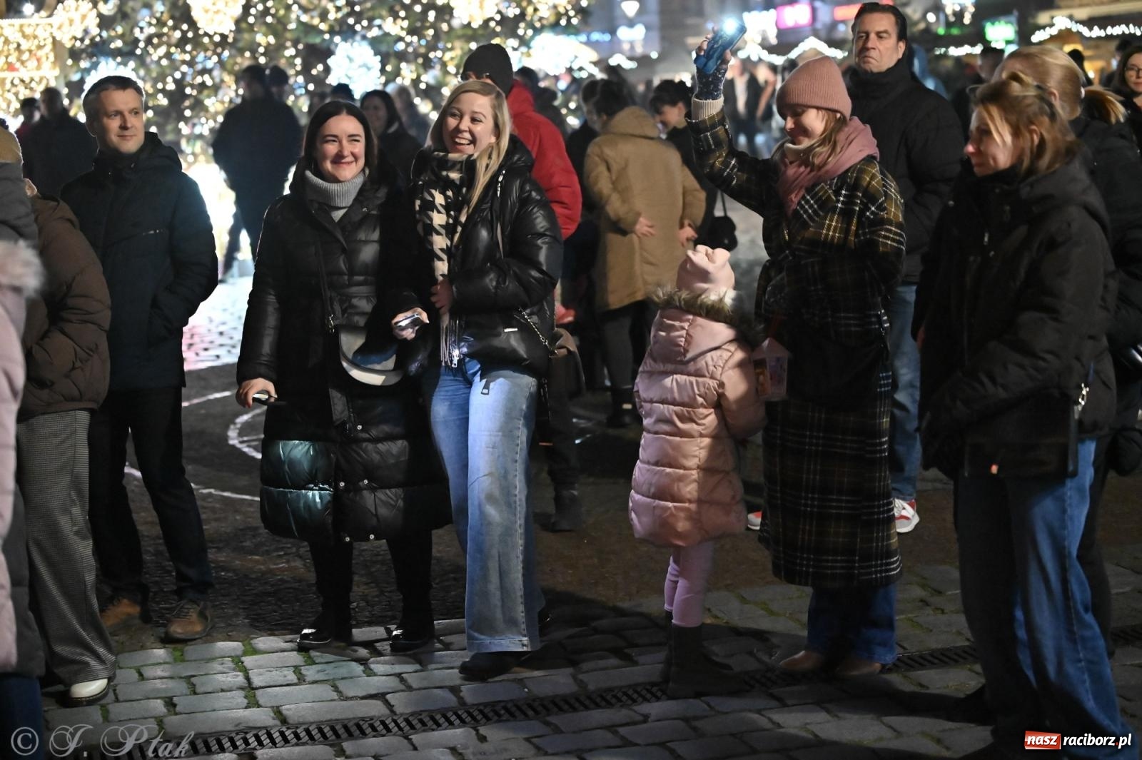 Zdjęcie w galerii na portalu naszraciborz.pl: Nowa odsłona Jarmarku Świątecznego w Raciborzu - choinka rozbłysła wśród platanów [FOTO i WIDEO] wiadomości z regionu