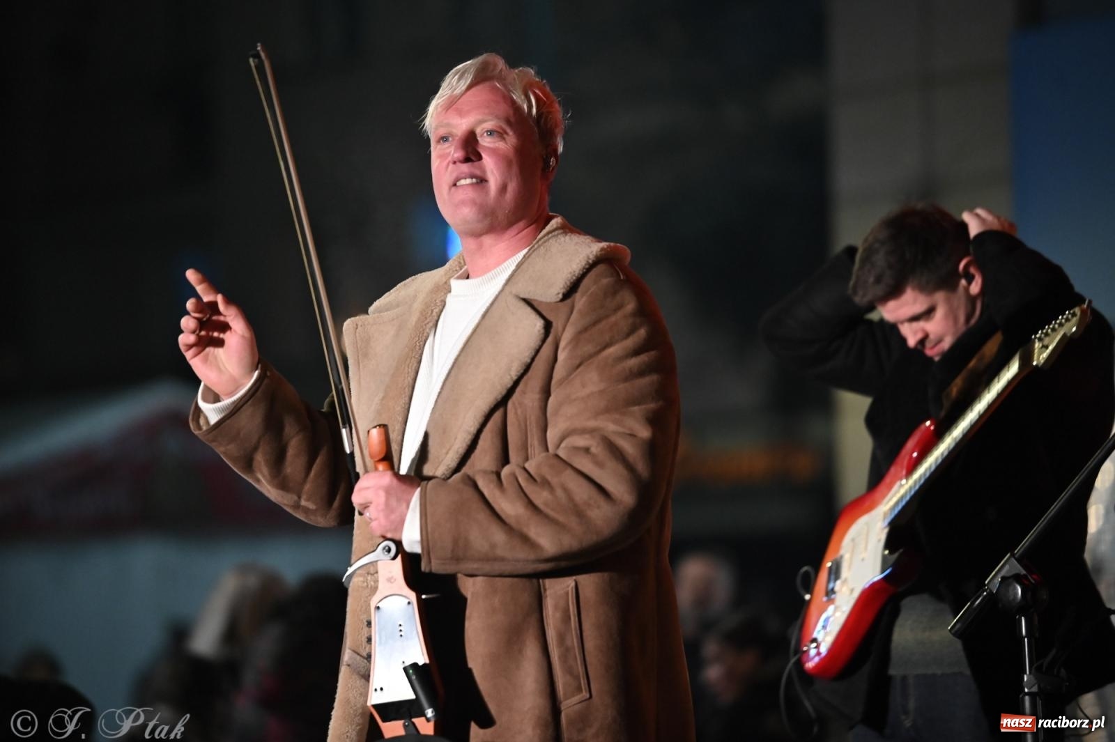 Zdjęcie w galerii na portalu naszraciborz.pl: Nowa odsłona Jarmarku Świątecznego w Raciborzu - choinka rozbłysła wśród platanów [FOTO i WIDEO] wiadomości z regionu