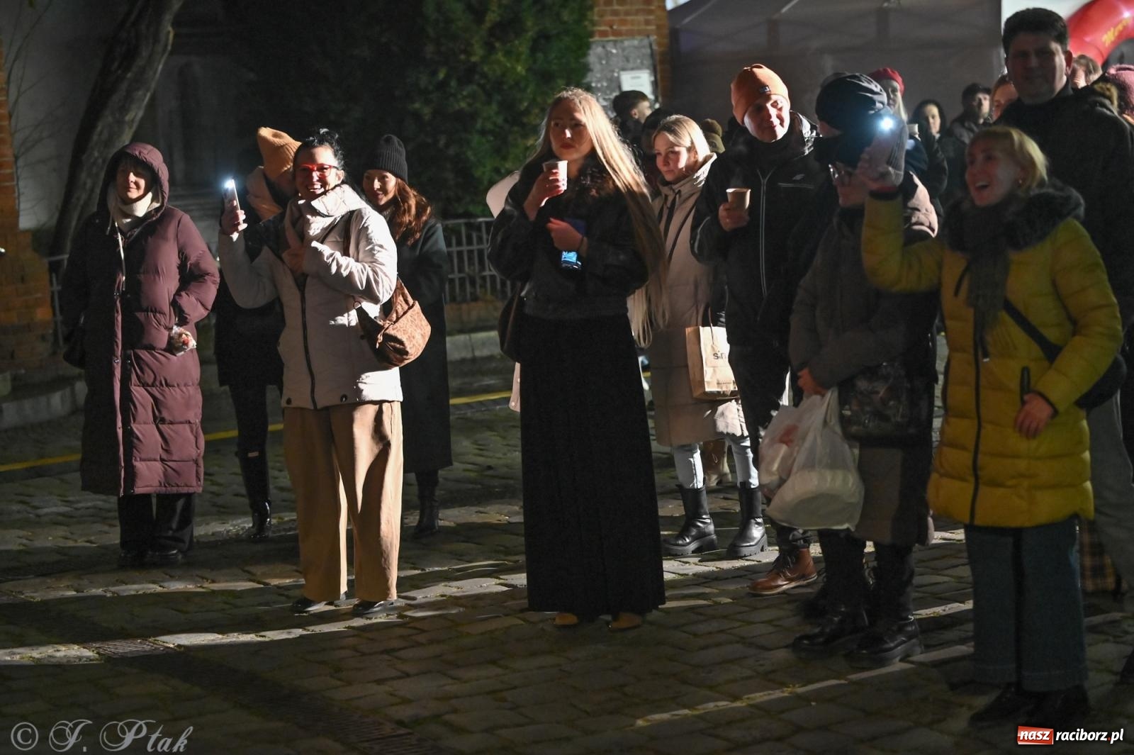 Zdjęcie w galerii na portalu naszraciborz.pl: Nowa odsłona Jarmarku Świątecznego w Raciborzu - choinka rozbłysła wśród platanów [FOTO i WIDEO] wiadomości z regionu