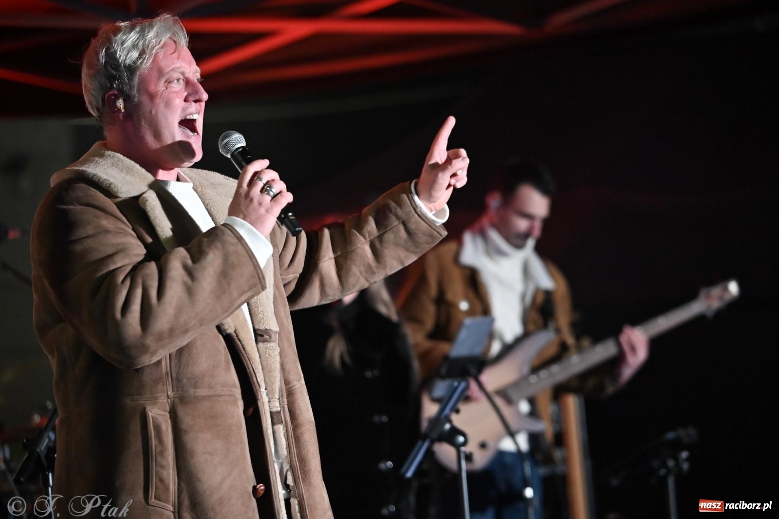 Zdjęcie w galerii na portalu naszraciborz.pl: Nowa odsłona Jarmarku Świątecznego w Raciborzu - choinka rozbłysła wśród platanów [FOTO i WIDEO] wiadomości z regionu