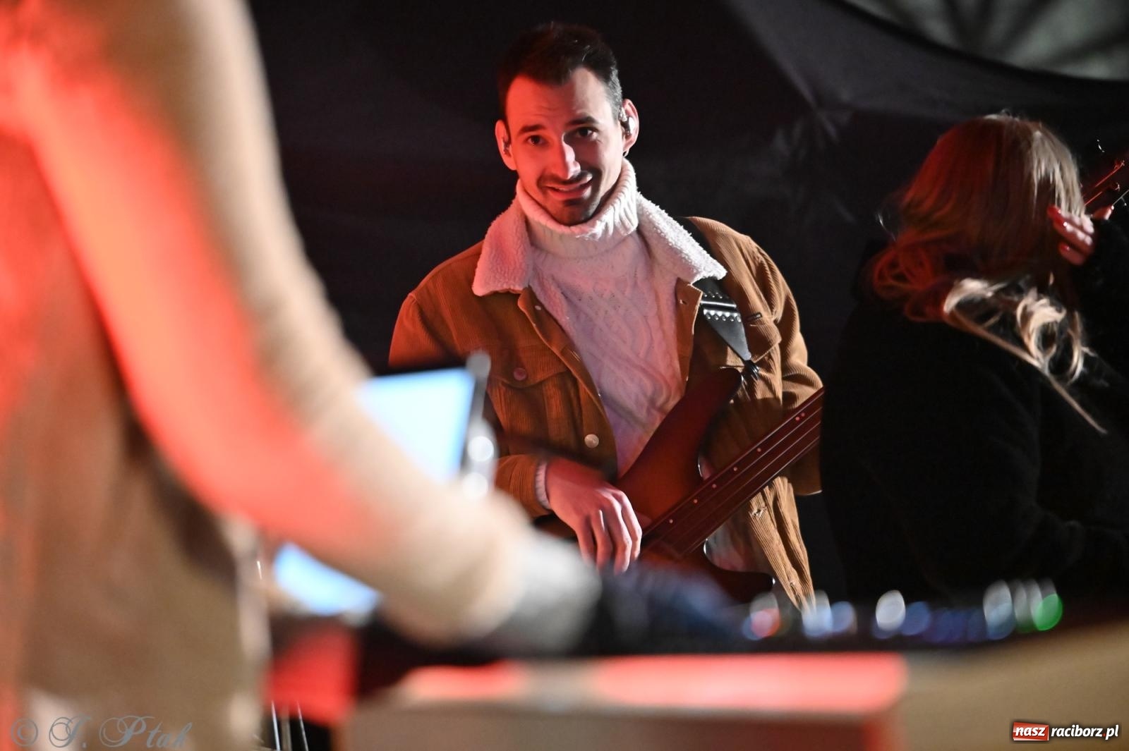 Zdjęcie w galerii na portalu naszraciborz.pl: Nowa odsłona Jarmarku Świątecznego w Raciborzu - choinka rozbłysła wśród platanów [FOTO i WIDEO] wiadomości z regionu