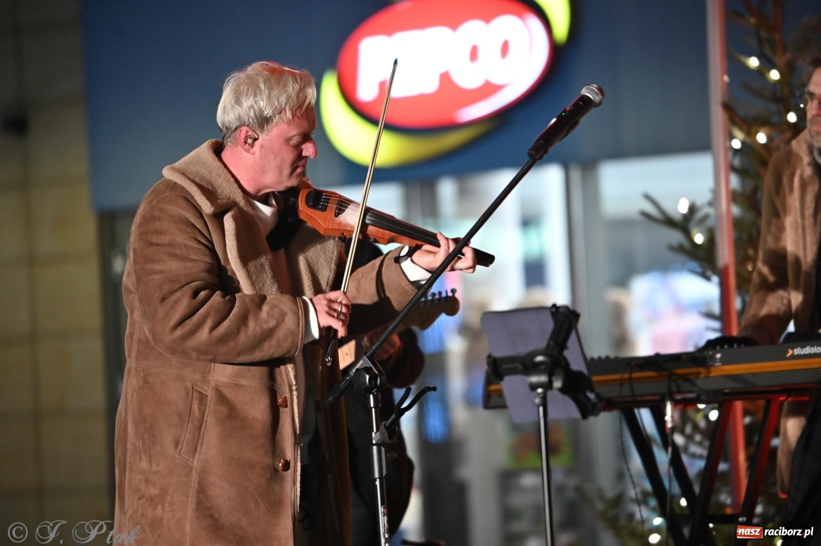 Zdjęcie w galerii na portalu naszraciborz.pl: Nowa odsłona Jarmarku Świątecznego w Raciborzu - choinka rozbłysła wśród platanów [FOTO i WIDEO] wiadomości z regionu