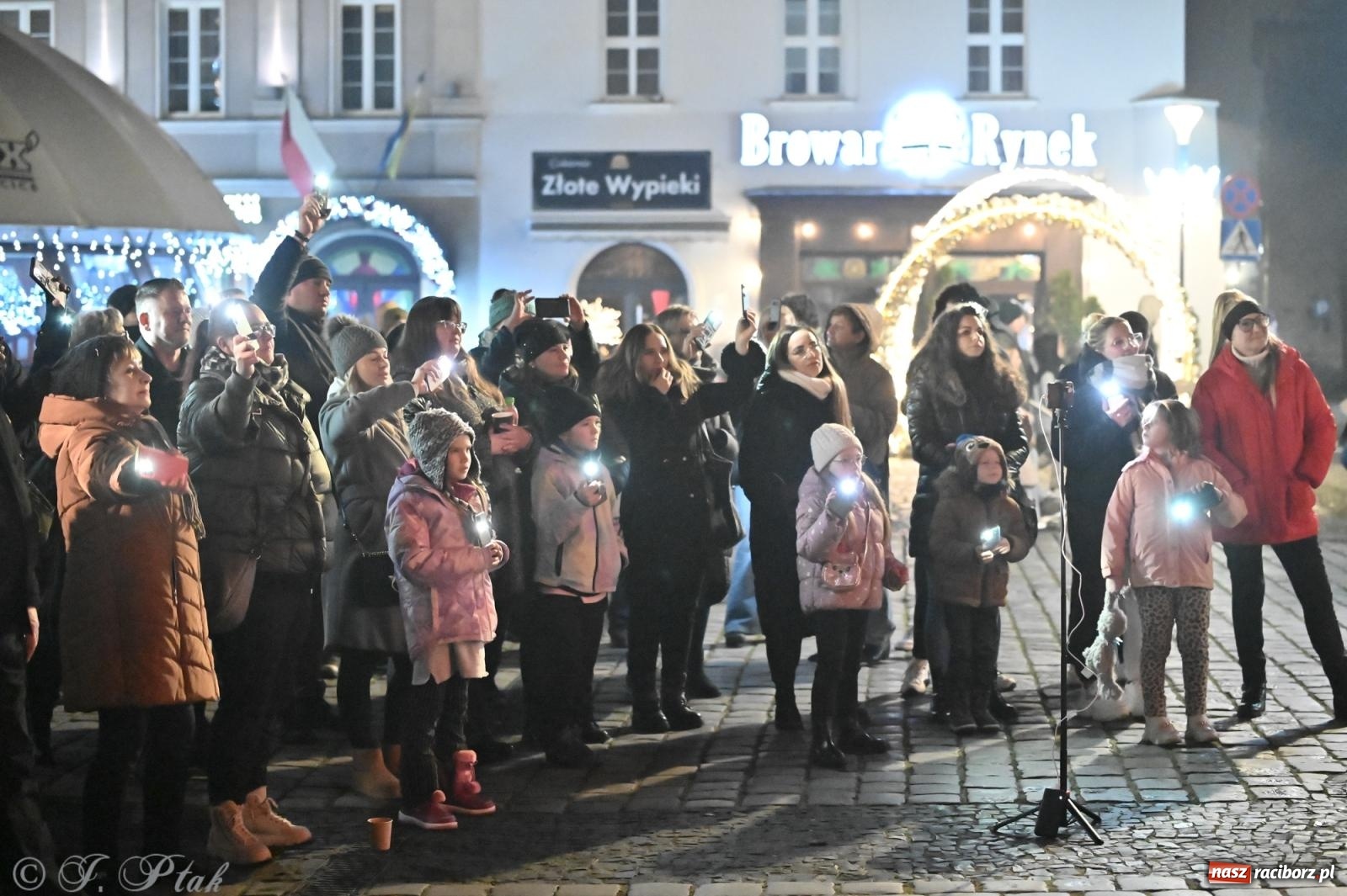 Zdjęcie w galerii na portalu naszraciborz.pl: Nowa odsłona Jarmarku Świątecznego w Raciborzu - choinka rozbłysła wśród platanów [FOTO i WIDEO] wiadomości z regionu