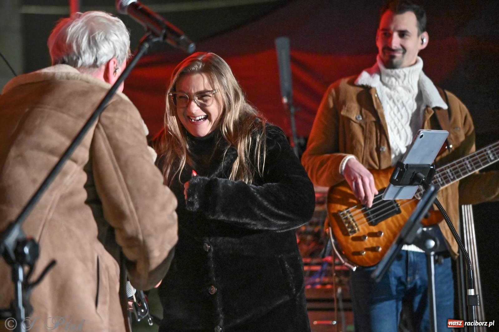 Zdjęcie w galerii na portalu naszraciborz.pl: Nowa odsłona Jarmarku Świątecznego w Raciborzu - choinka rozbłysła wśród platanów [FOTO i WIDEO] wiadomości z regionu