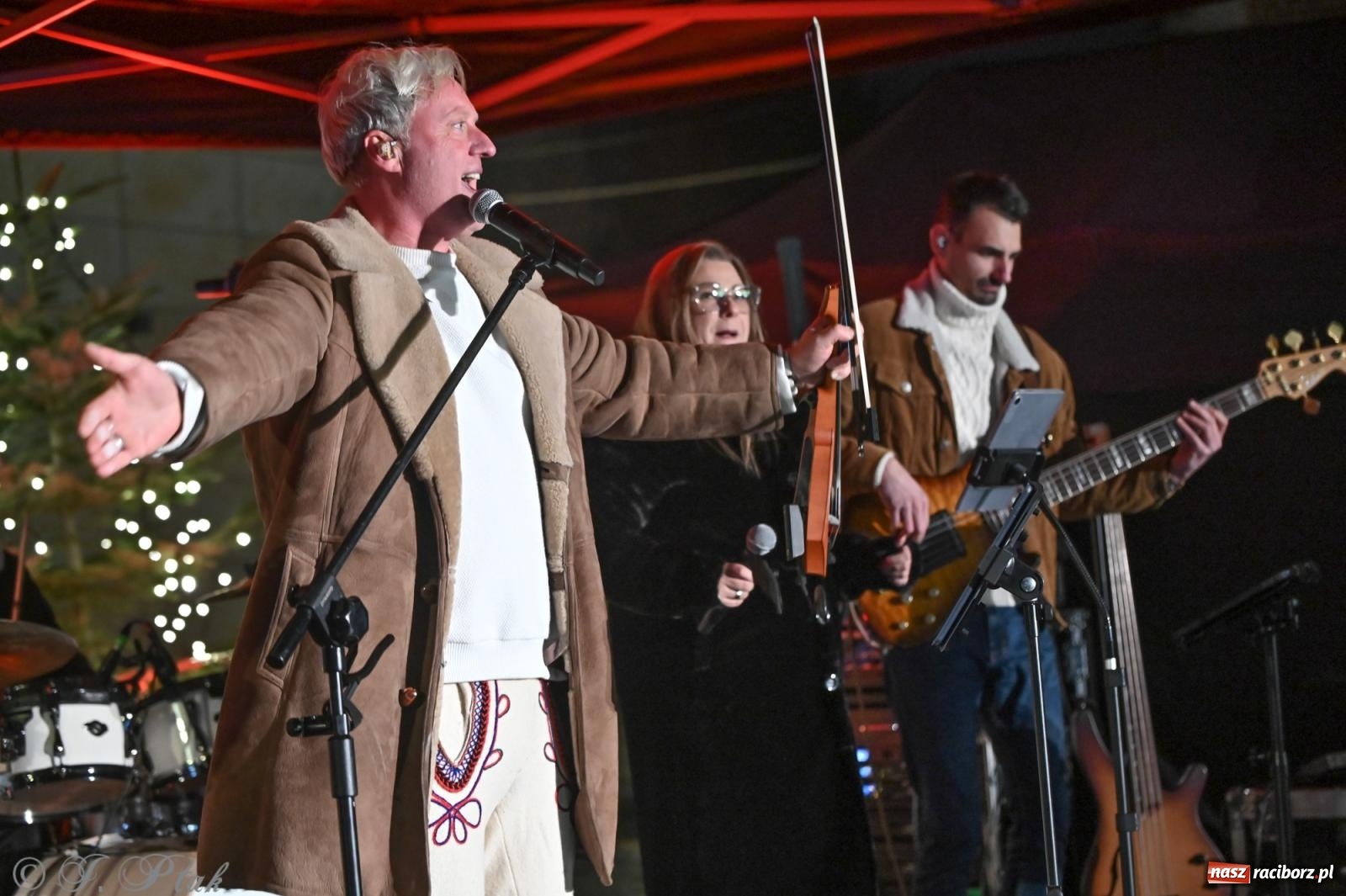 Zdjęcie w galerii na portalu naszraciborz.pl: Nowa odsłona Jarmarku Świątecznego w Raciborzu - choinka rozbłysła wśród platanów [FOTO i WIDEO] wiadomości z regionu