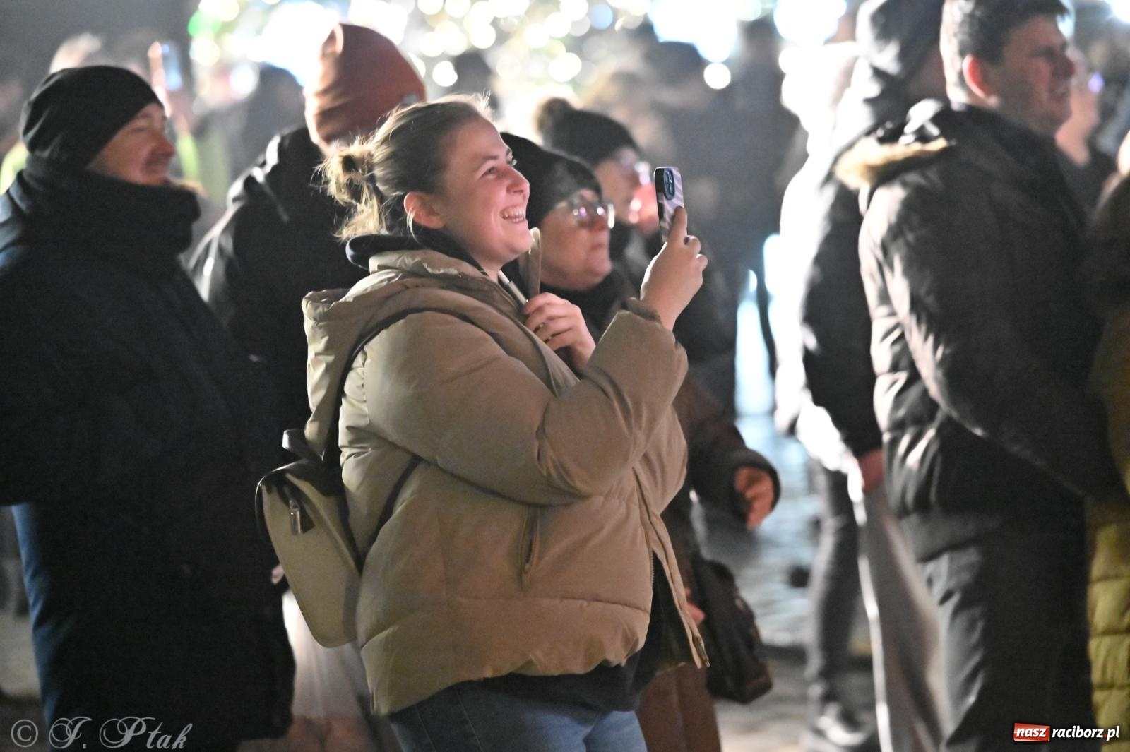 Zdjęcie w galerii na portalu naszraciborz.pl: Nowa odsłona Jarmarku Świątecznego w Raciborzu - choinka rozbłysła wśród platanów [FOTO i WIDEO] wiadomości z regionu