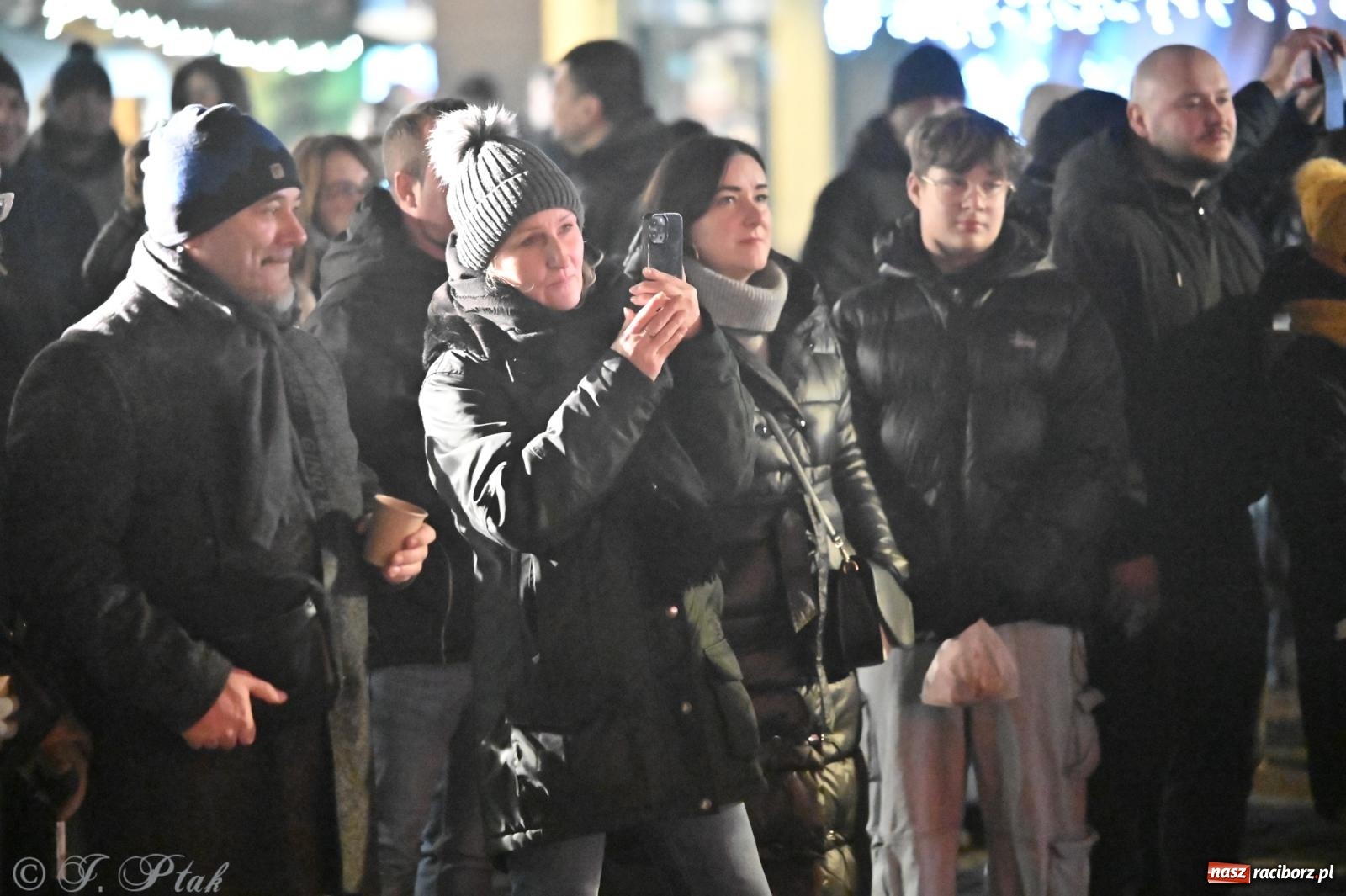 Zdjęcie w galerii na portalu naszraciborz.pl: Nowa odsłona Jarmarku Świątecznego w Raciborzu - choinka rozbłysła wśród platanów [FOTO i WIDEO] wiadomości z regionu