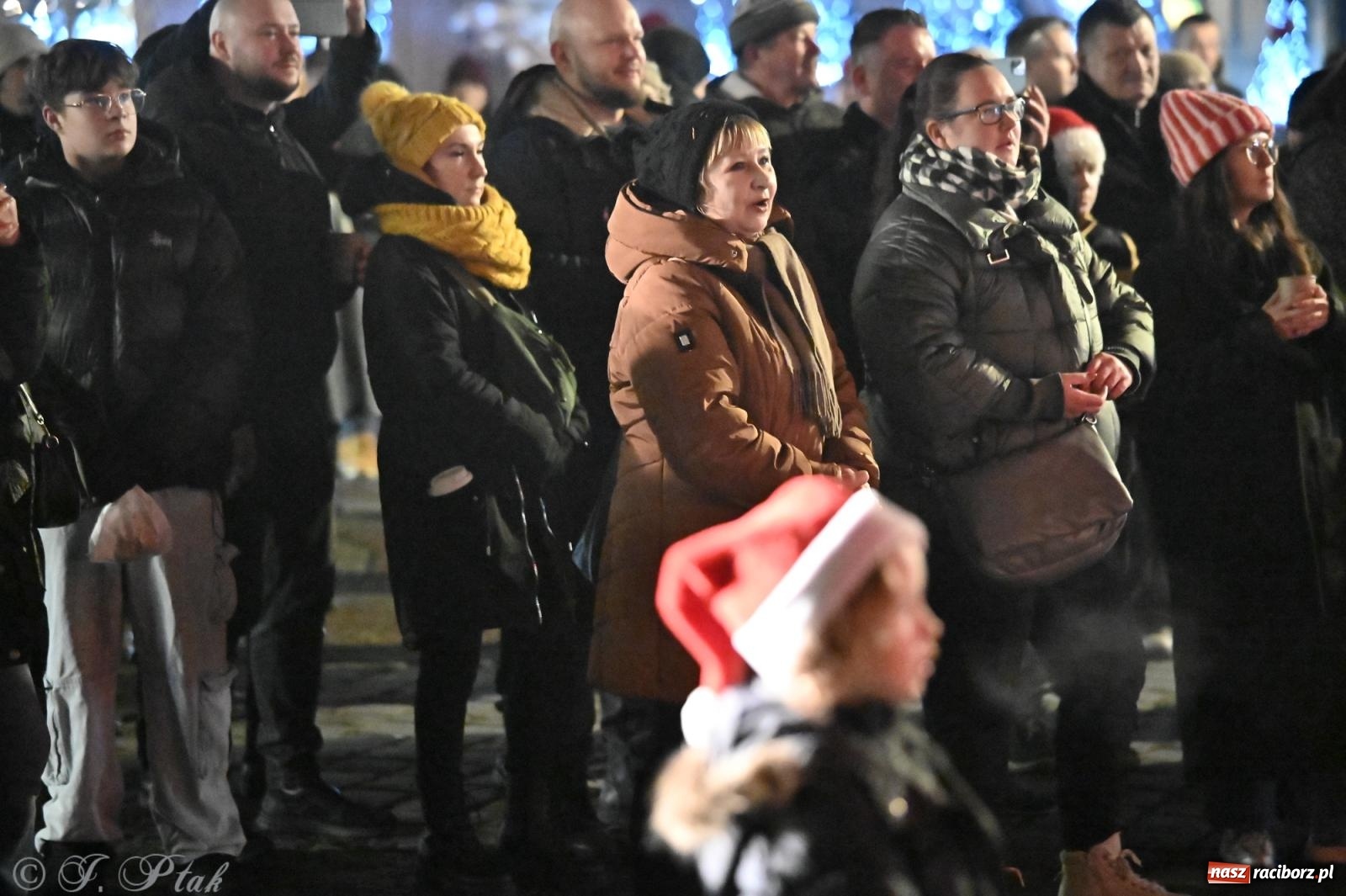 Zdjęcie w galerii na portalu naszraciborz.pl: Nowa odsłona Jarmarku Świątecznego w Raciborzu - choinka rozbłysła wśród platanów [FOTO i WIDEO] wiadomości z regionu