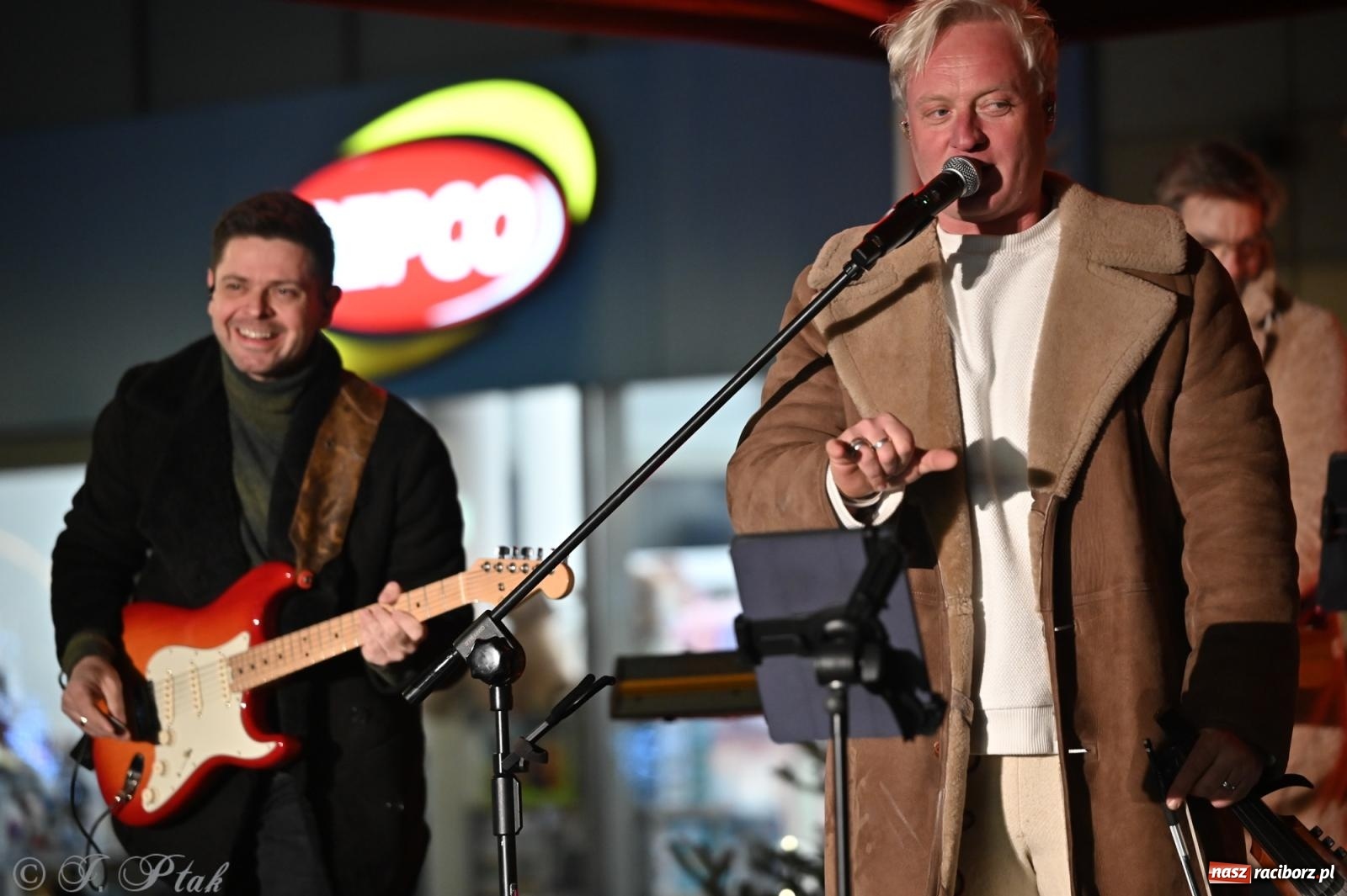 Zdjęcie w galerii na portalu naszraciborz.pl: Nowa odsłona Jarmarku Świątecznego w Raciborzu - choinka rozbłysła wśród platanów [FOTO i WIDEO] wiadomości z regionu