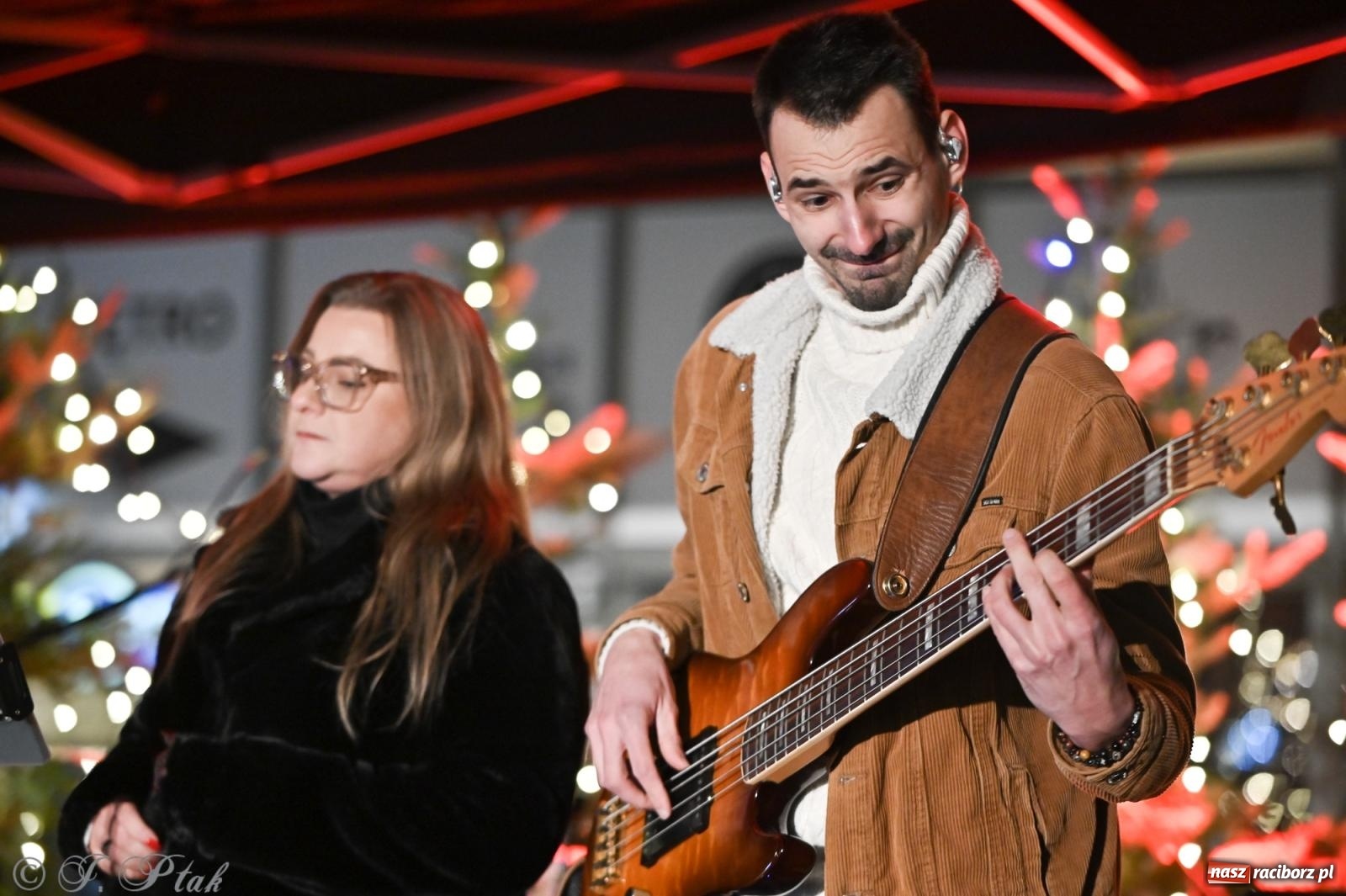 Zdjęcie w galerii na portalu naszraciborz.pl: Nowa odsłona Jarmarku Świątecznego w Raciborzu - choinka rozbłysła wśród platanów [FOTO i WIDEO] wiadomości z regionu