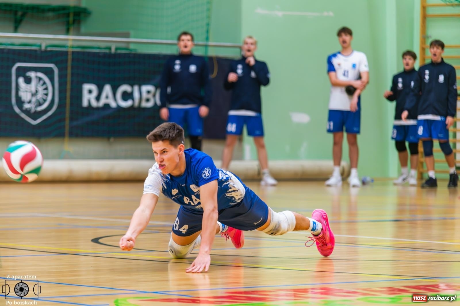 Zdjęcie w galerii na portalu naszraciborz.pl: Siatkarski dreszczowiec w Raciborzu. Pierwsza faza sezonu zakończona awansem do najlepszej ósemki [FOTO i WIDEO] wiadomości z regionu