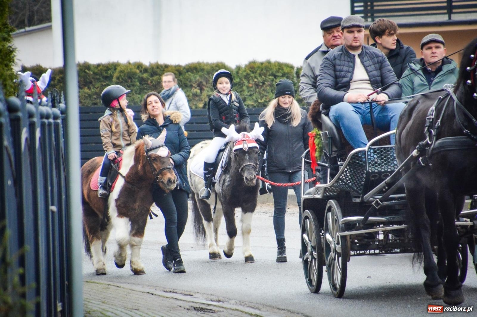 Zdjęcie w galerii na portalu naszraciborz.pl: Procesja konna do Mikołaszka – żywa tradycja Krzanowic [FOTO i WIDEO] wiadomości z regionu