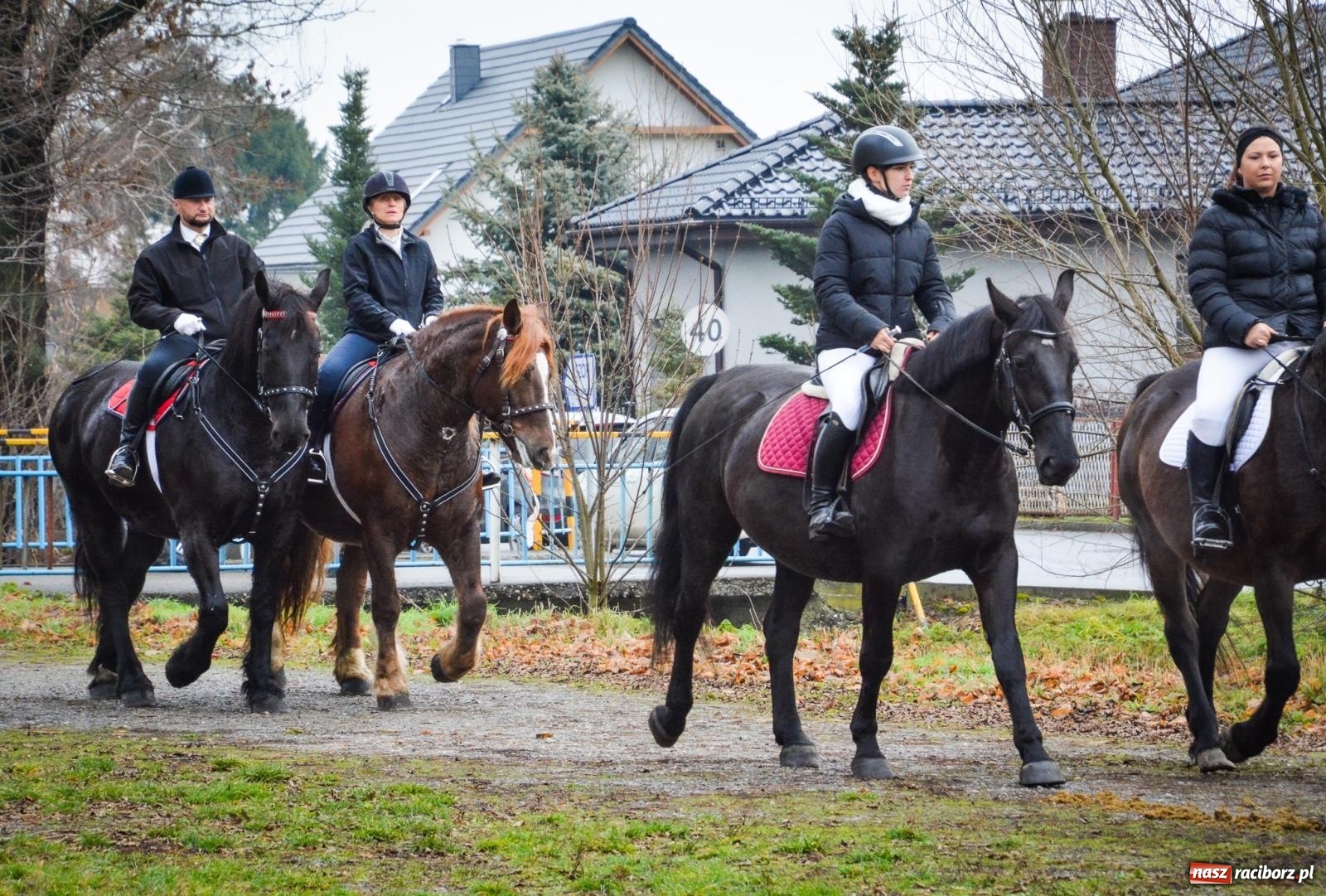 Zdjęcie w galerii na portalu naszraciborz.pl: Procesja konna do Mikołaszka – żywa tradycja Krzanowic [FOTO i WIDEO] wiadomości z regionu