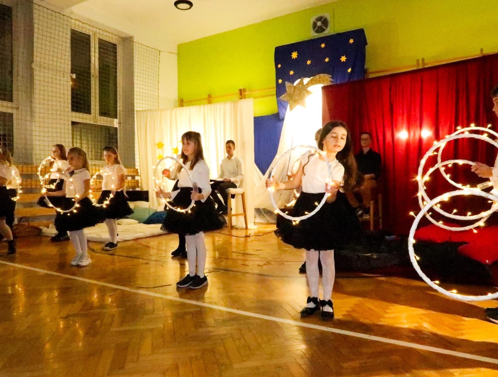 Zdjęcie w galerii na portalu naszraciborz.pl: Jasełka i kiermasz na Płoni wiadomości z regionu