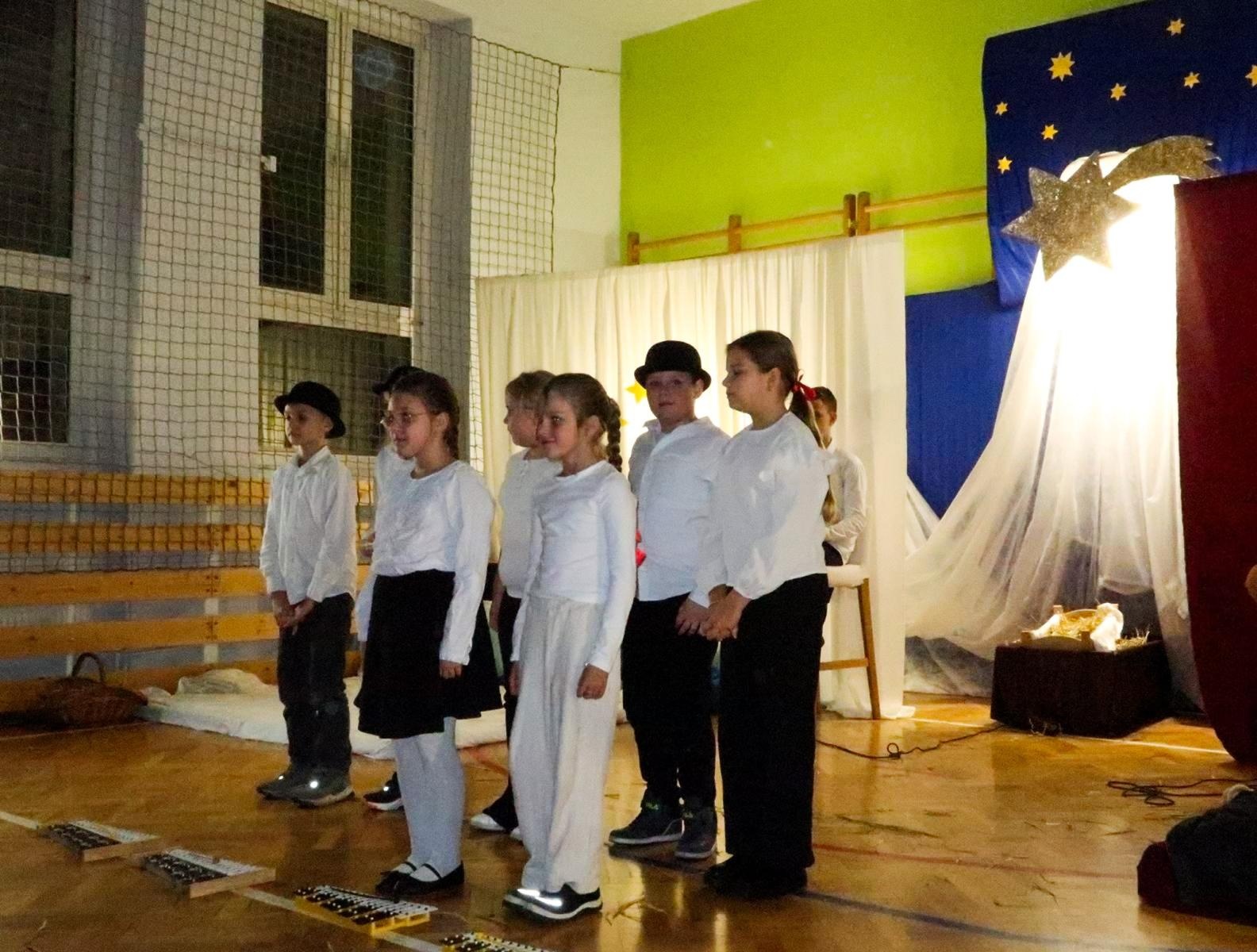 Zdjęcie w galerii na portalu naszraciborz.pl: Jasełka i kiermasz na Płoni wiadomości z regionu