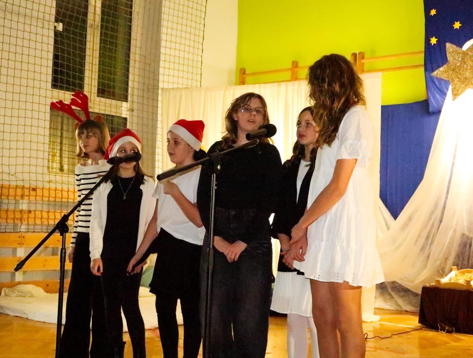 Zdjęcie w galerii na portalu naszraciborz.pl: Jasełka i kiermasz na Płoni wiadomości z regionu