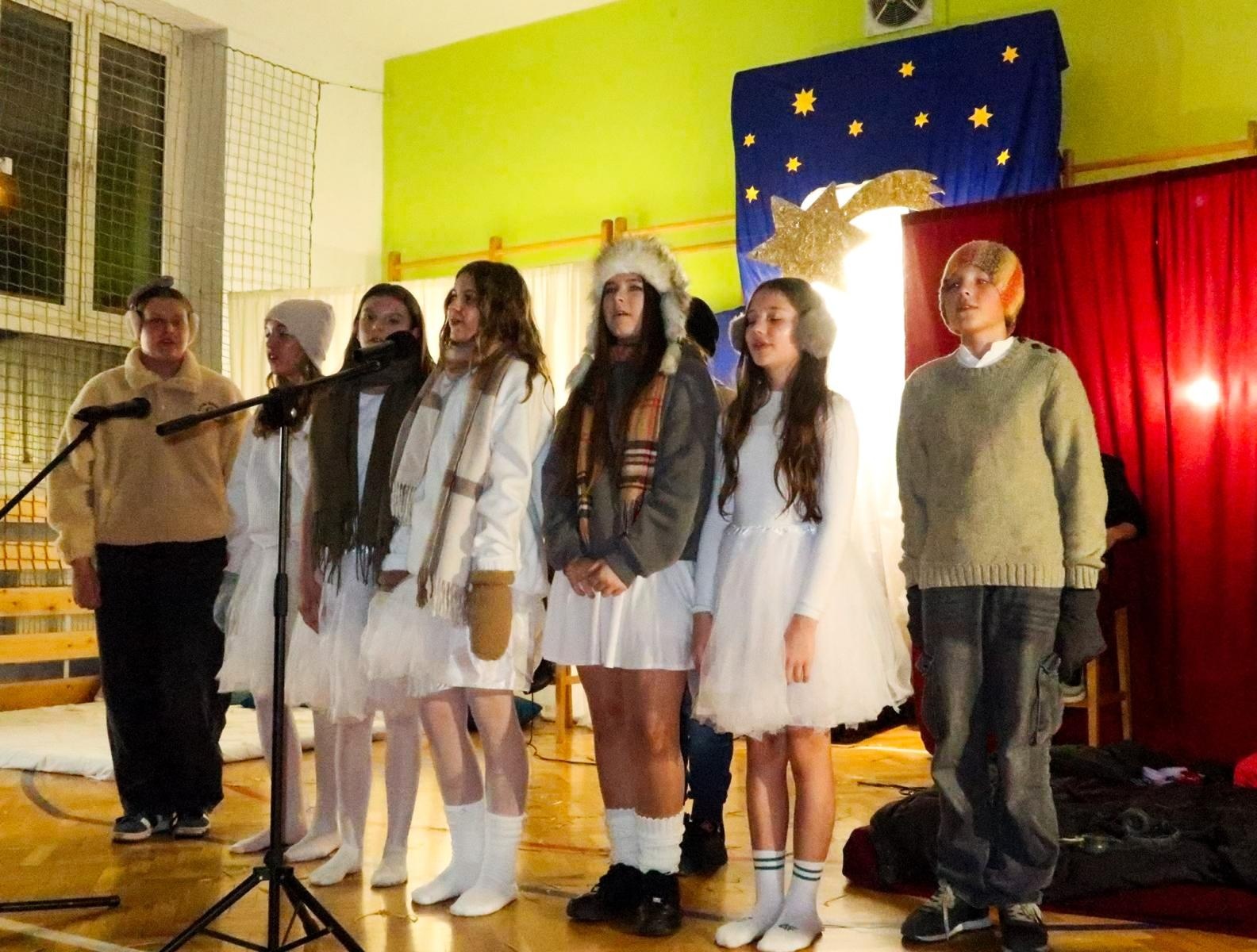 Zdjęcie w galerii na portalu naszraciborz.pl: Jasełka i kiermasz na Płoni wiadomości z regionu