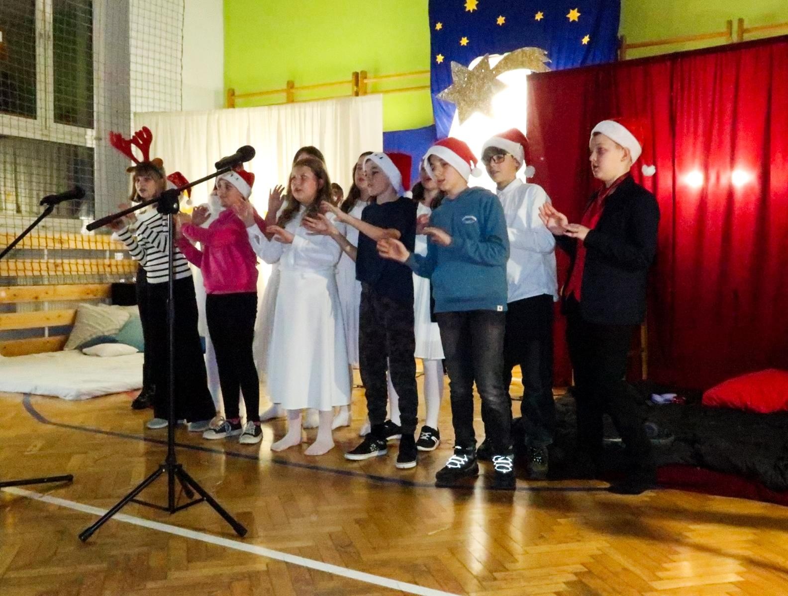 Zdjęcie w galerii na portalu naszraciborz.pl: Jasełka i kiermasz na Płoni wiadomości z regionu