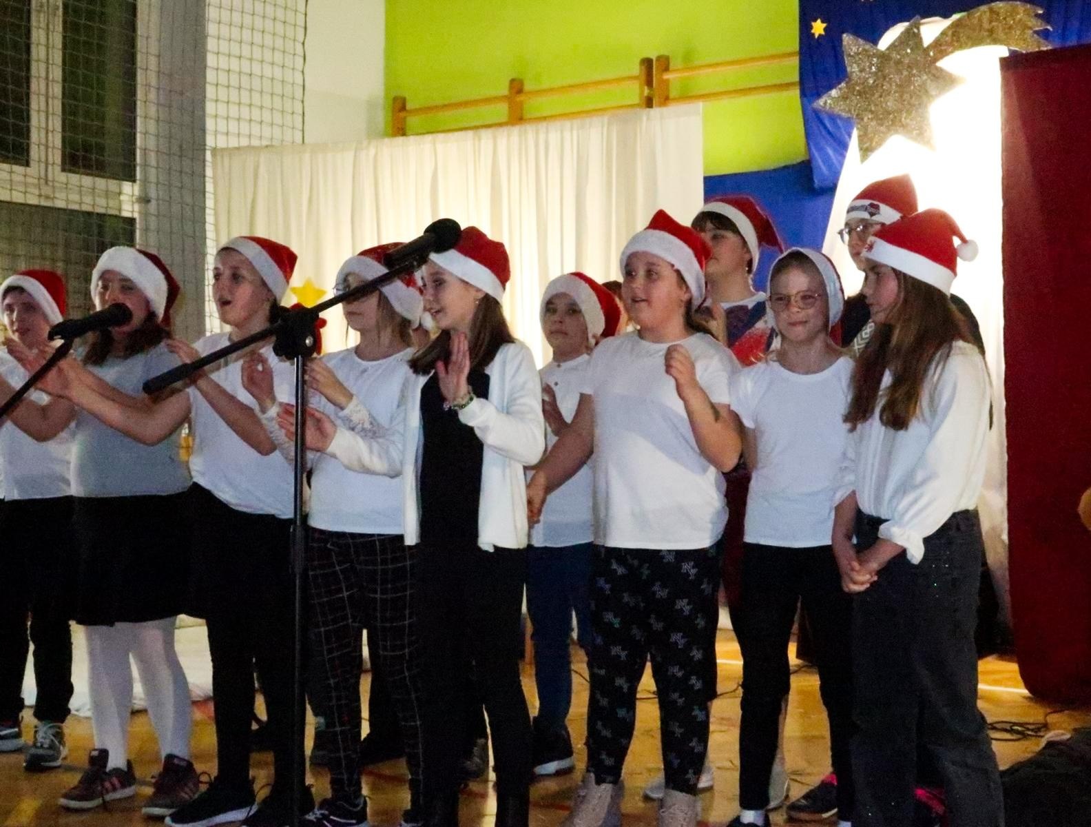 Zdjęcie w galerii na portalu naszraciborz.pl: Jasełka i kiermasz na Płoni wiadomości z regionu